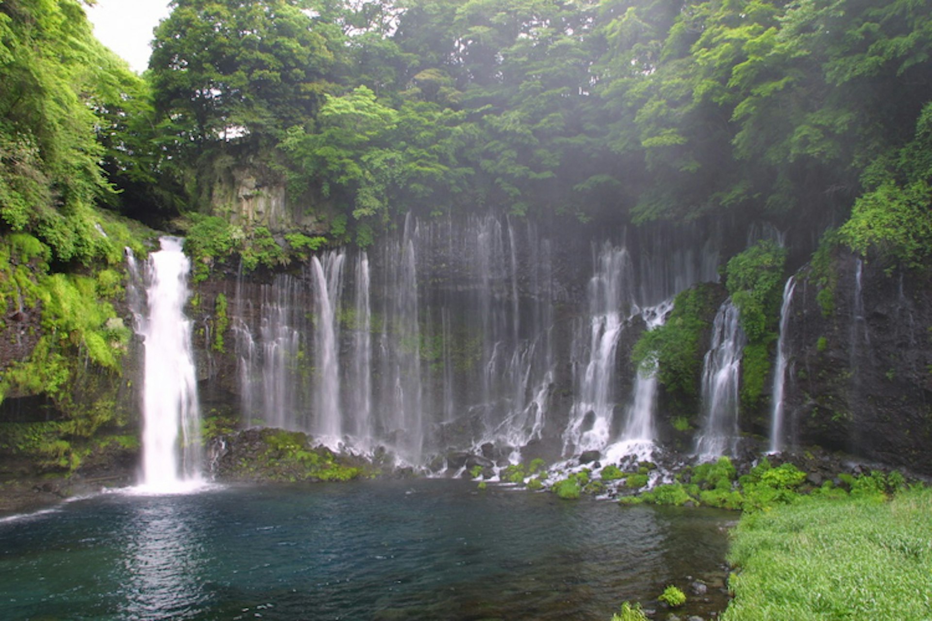 Shiraito Falls in Shikuoka Prefecture. Image by Zengame