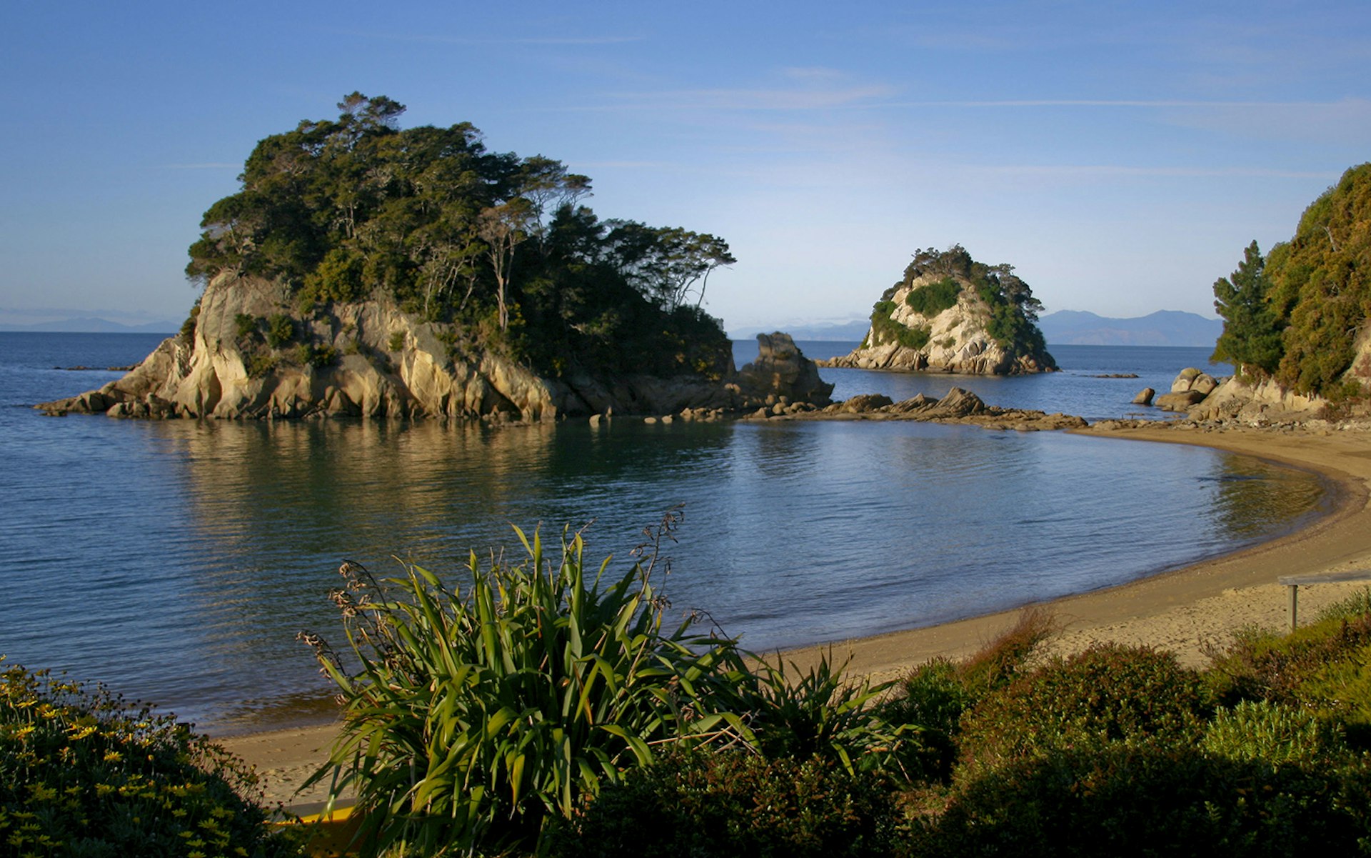 Kaiteriteri's beaches are a welcome rest after powering your calves along New Zealand's Great Taste Trail. Image by Jonathan Reid / CC BY 2.0