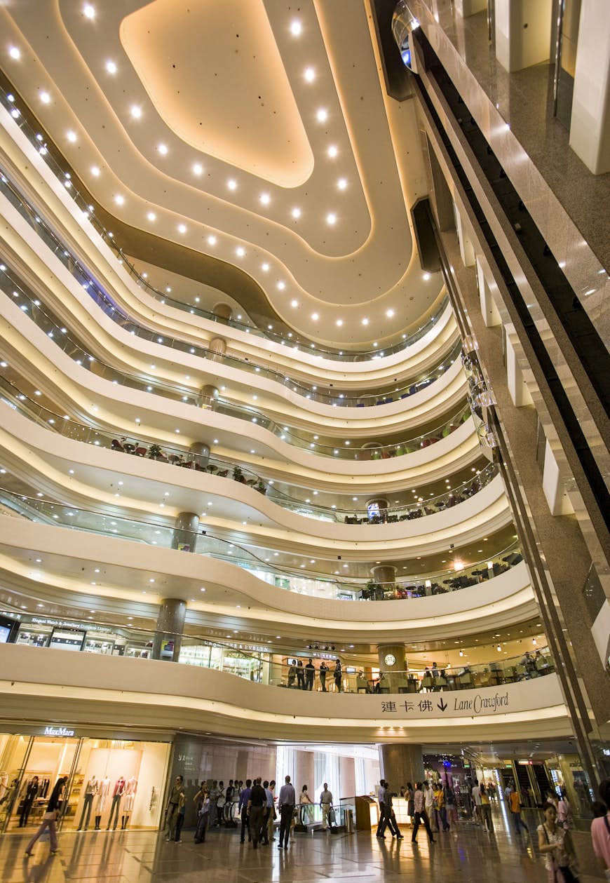En vy av ett väl upplyst atrium med sju våningar i Times Square Mall, Hong Kong.