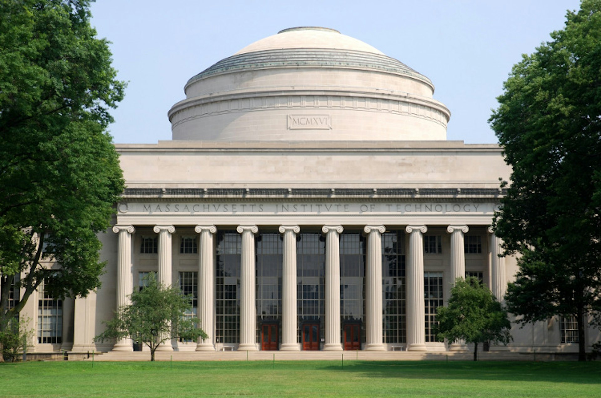 Great dome of the Massachusetts Institute of Technology Building 10. Image by Pete Spiro / Shutterstock.