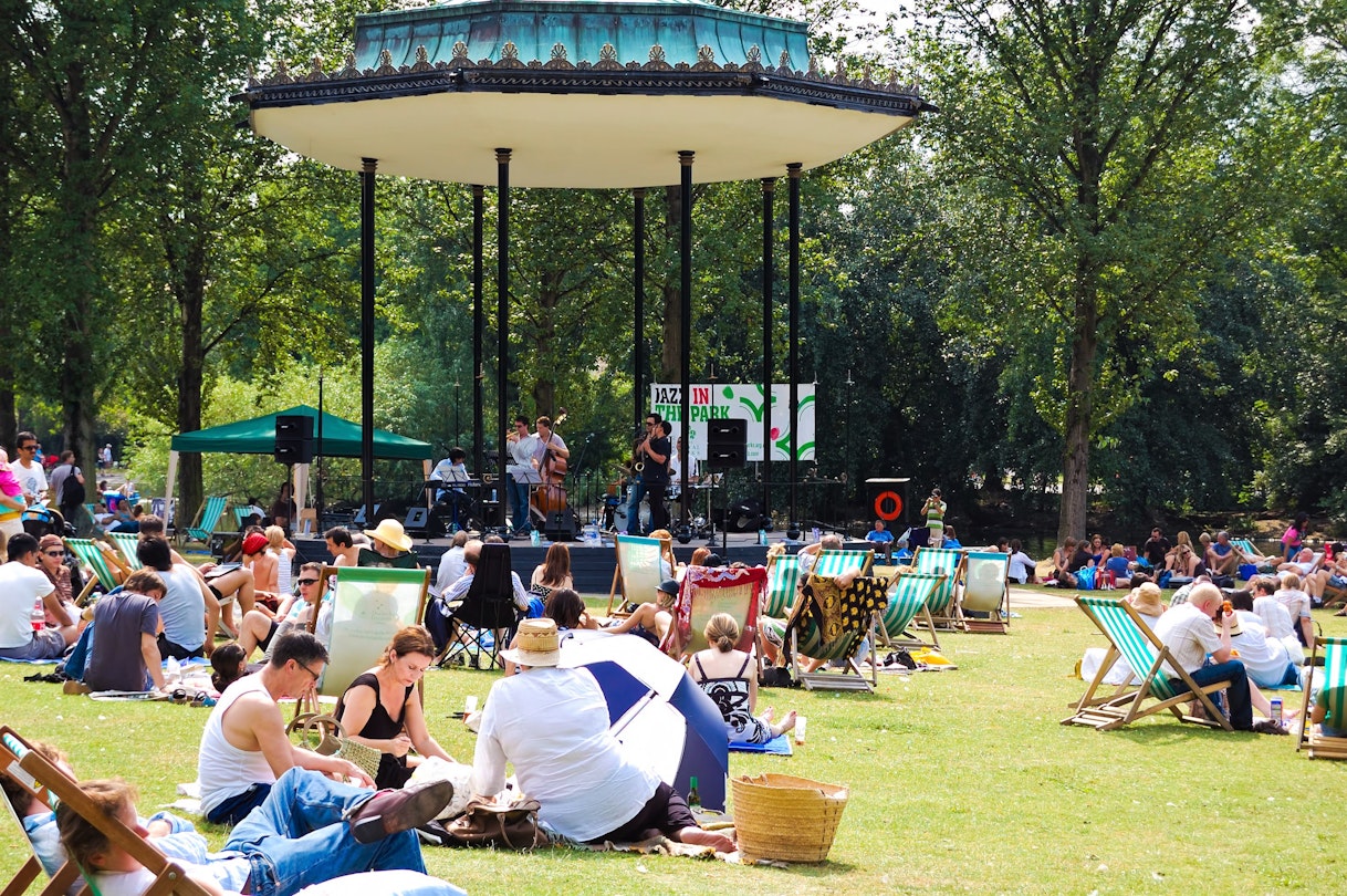 Summer sees London's parks filled with flowers, people and events © Kamira / Shutterstock