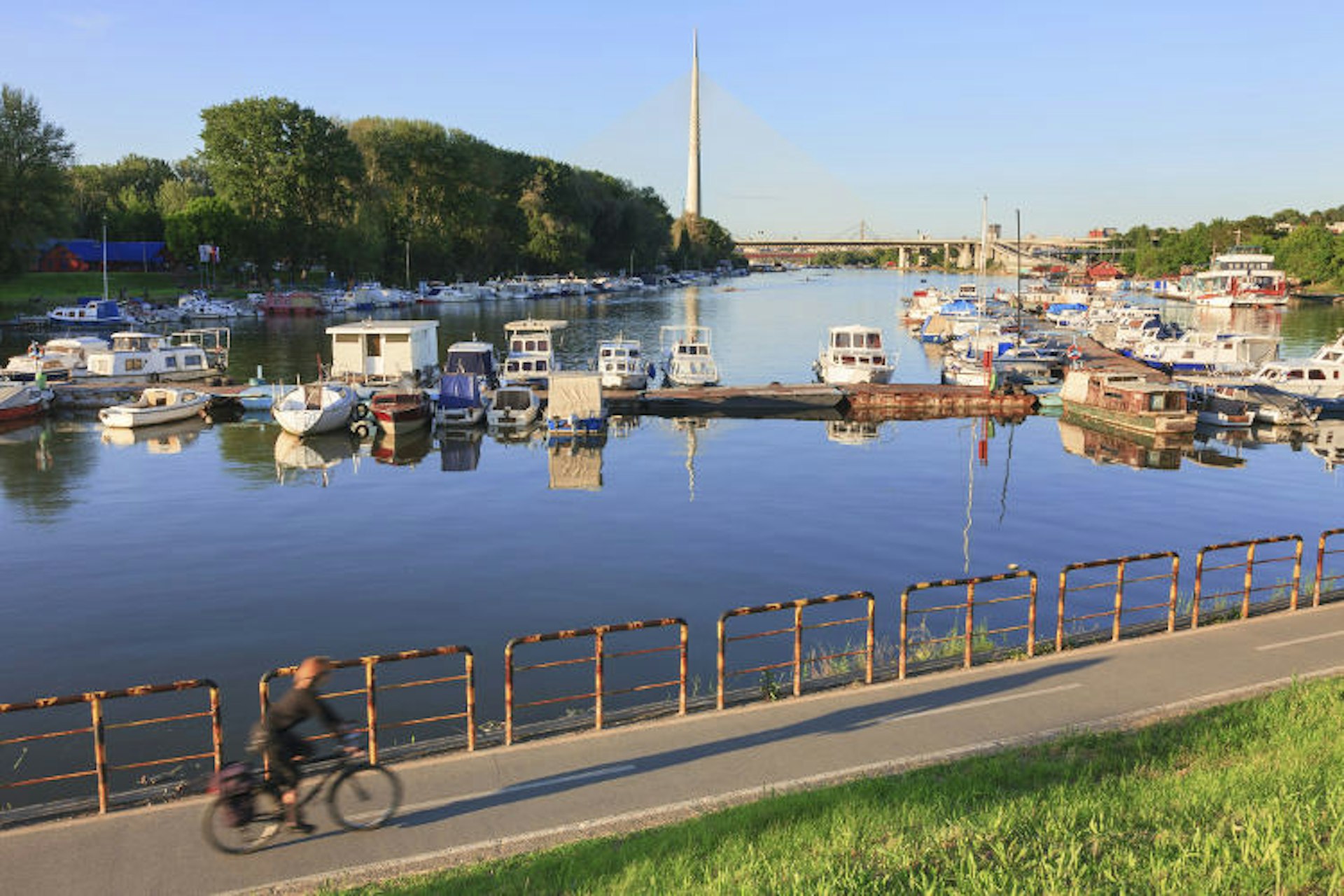 Cycling route by the Ada Ciganlija marina and Ada Bridge. Image by Rasica / Getty Images