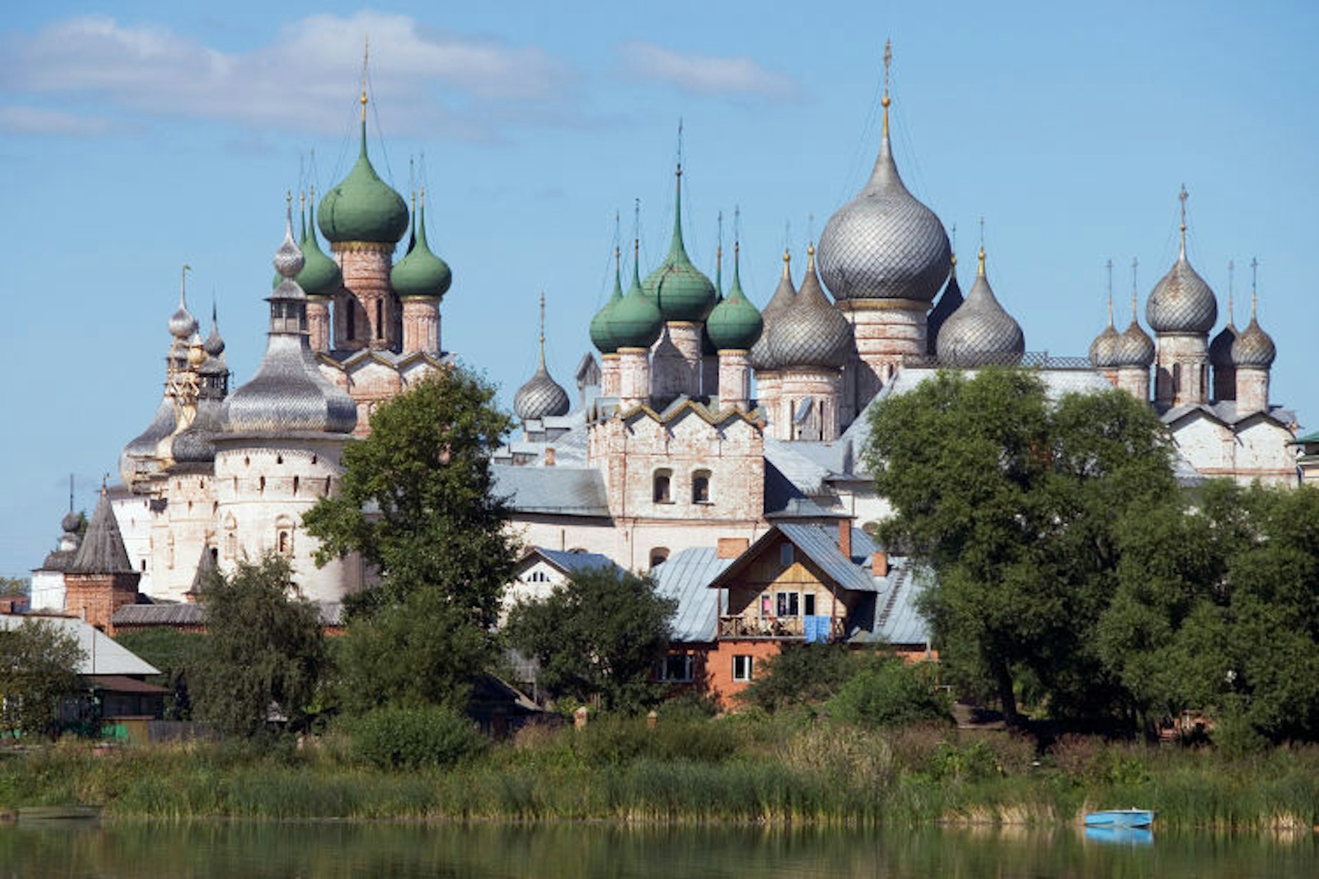 Rostov-Veliky's Kremlin on Lake Nero. Image by De Agostini / W Buss / Getty Images