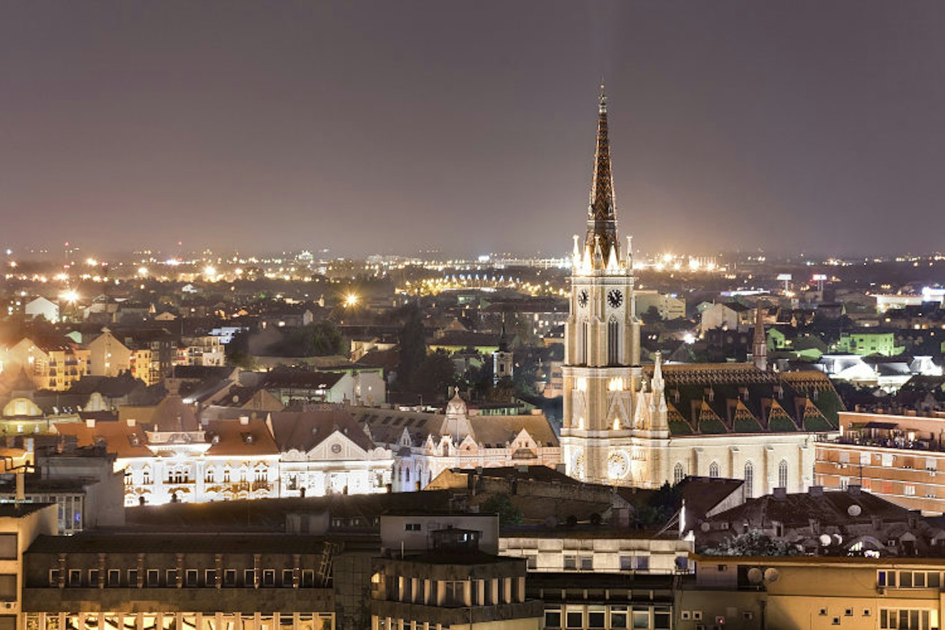The night skyline of Novi Sad © Nikola Nastasic / iStock / Getty Images