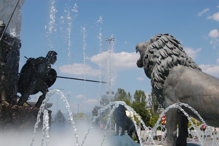 Roaring lions complete Skopje’s ‘Warrior on a Horse’ statue- fountain. Image by Andrzej Wojtówicz / CC BY-SA 2.0