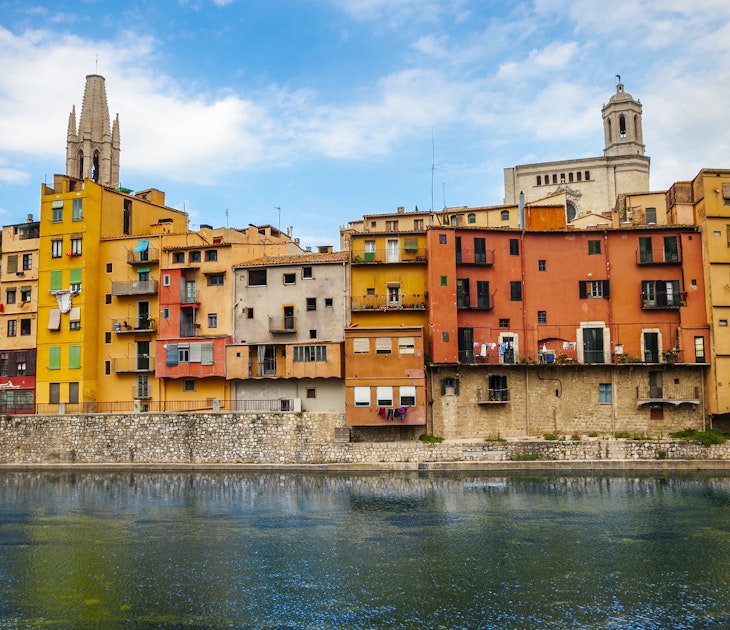 Colourful houses line the Río Onyar in Girona. Image by Gonzalo Azumendi / Getty