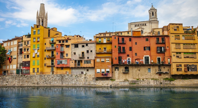 Colourful houses line the Río Onyar in Girona. Image by Gonzalo Azumendi / Getty