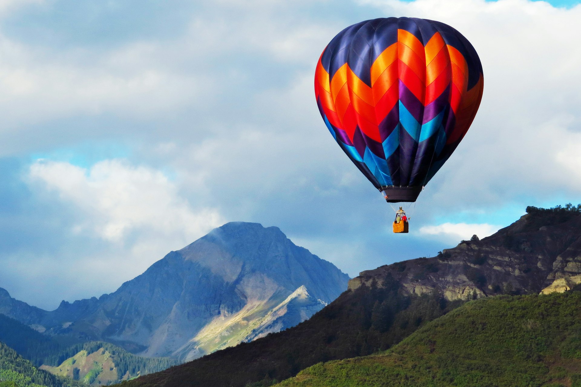 A hot air balloon takes off in front of Mount Daly in the Maroon Bells-Snowmass Wilderness Area. Image by Sandra Leidholdt / Getty