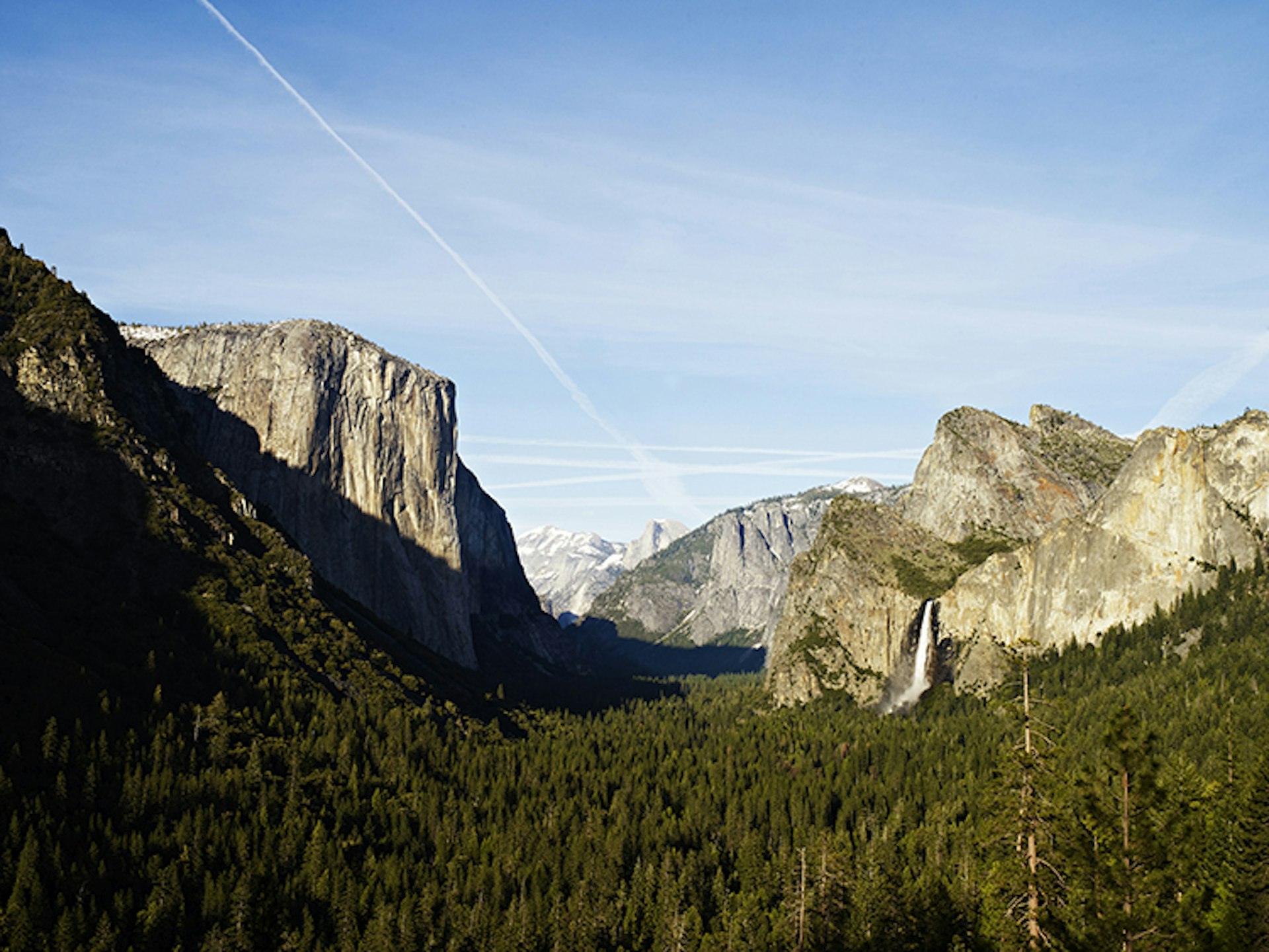 El Capitan (left) and pine forest in Yosemite Valley from Tunnel View