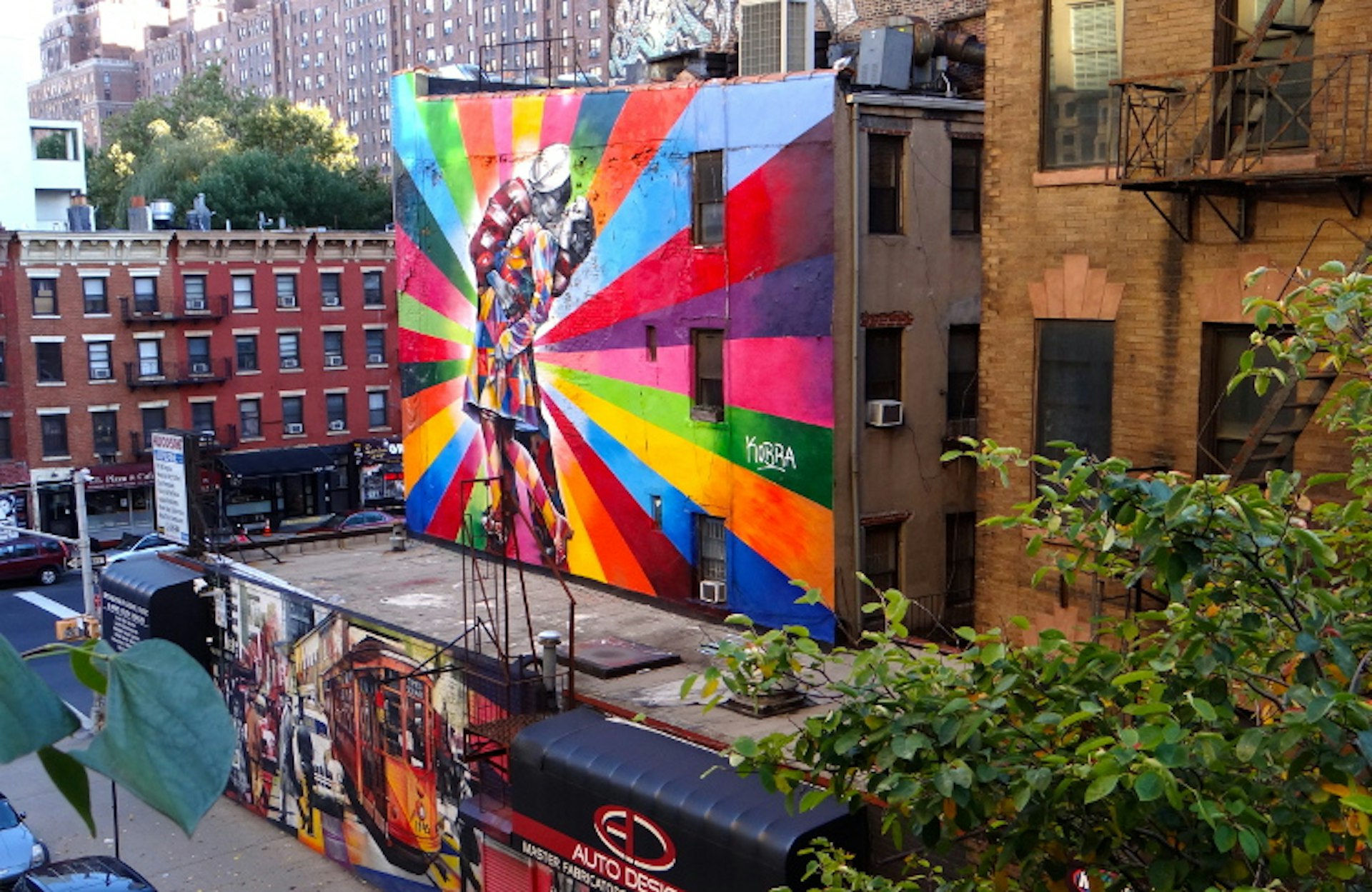 Eduardo Kobra's couple kissing mural is on 25th St at Tenth Ave. Image by Megan Eileen McDonough / Lonely Planet 