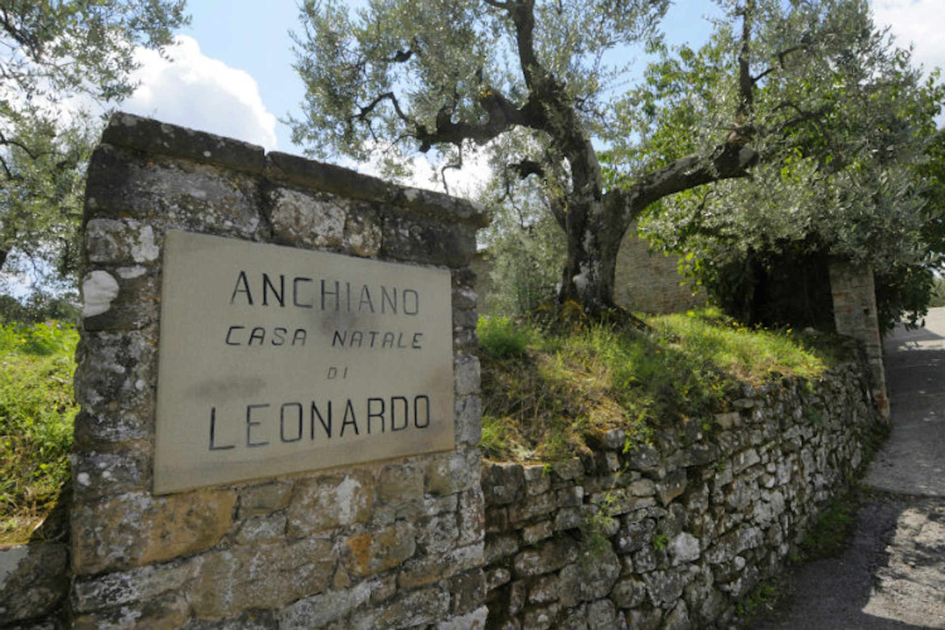 A sign marking the birthplace of Leonardo da Vinci in Anchiano, Italy.