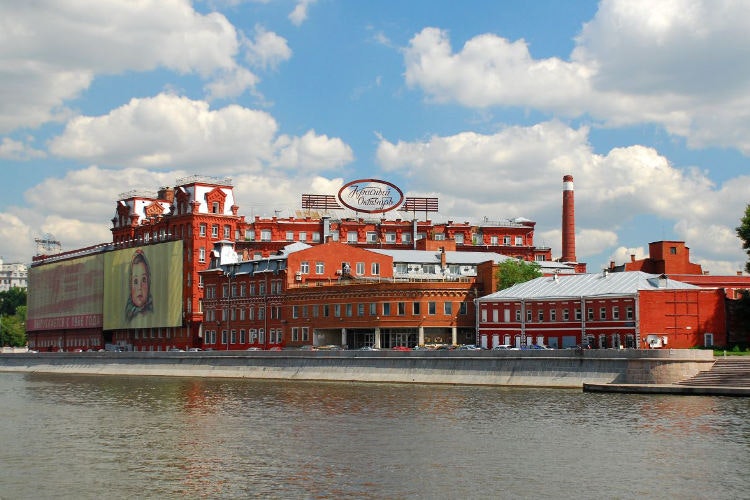 The former Red October chocolate factory by the Moscow River. Image by yasmapaz & ace_heart / CC BY-SA 2.0