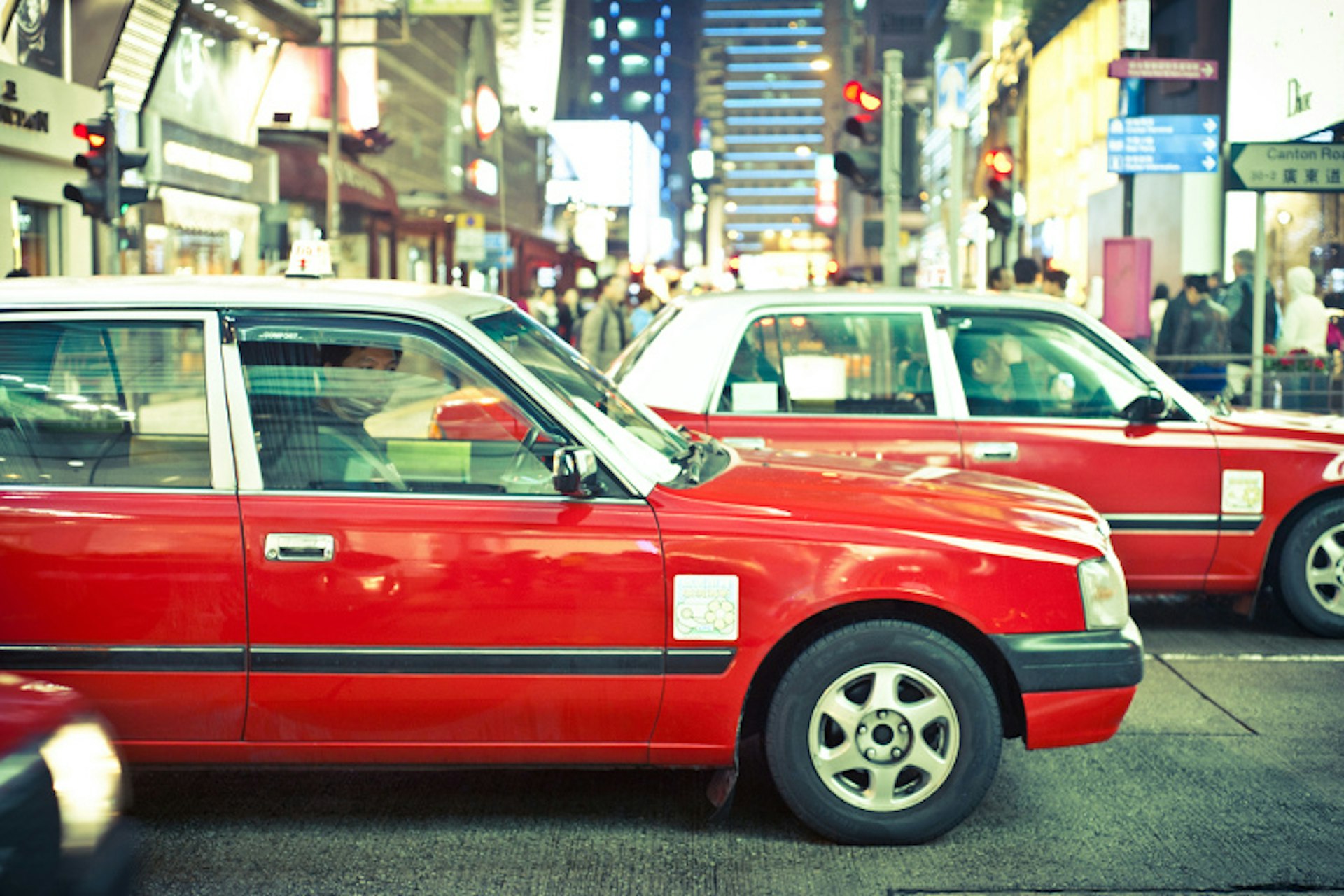 Red taxis: a mainstay of Kowloon's nightlife. Image by Tauno Tõhk / 陶诺 / CC BY 2.0