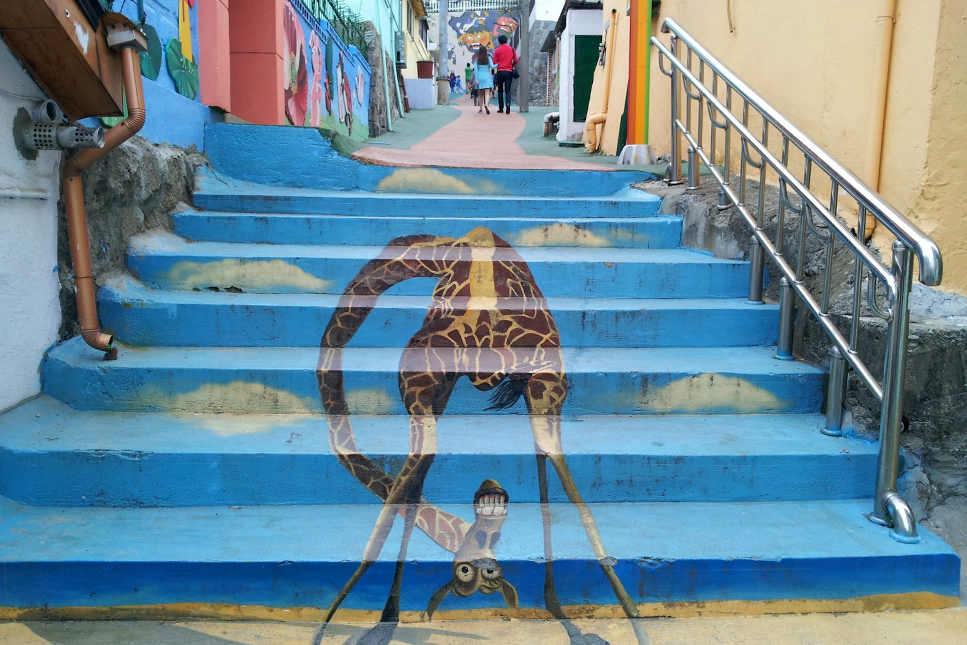 Whimsical giraffe mural in Songwol-dong Fairytale Village. Image by Trent Holden / ϲʼʱ