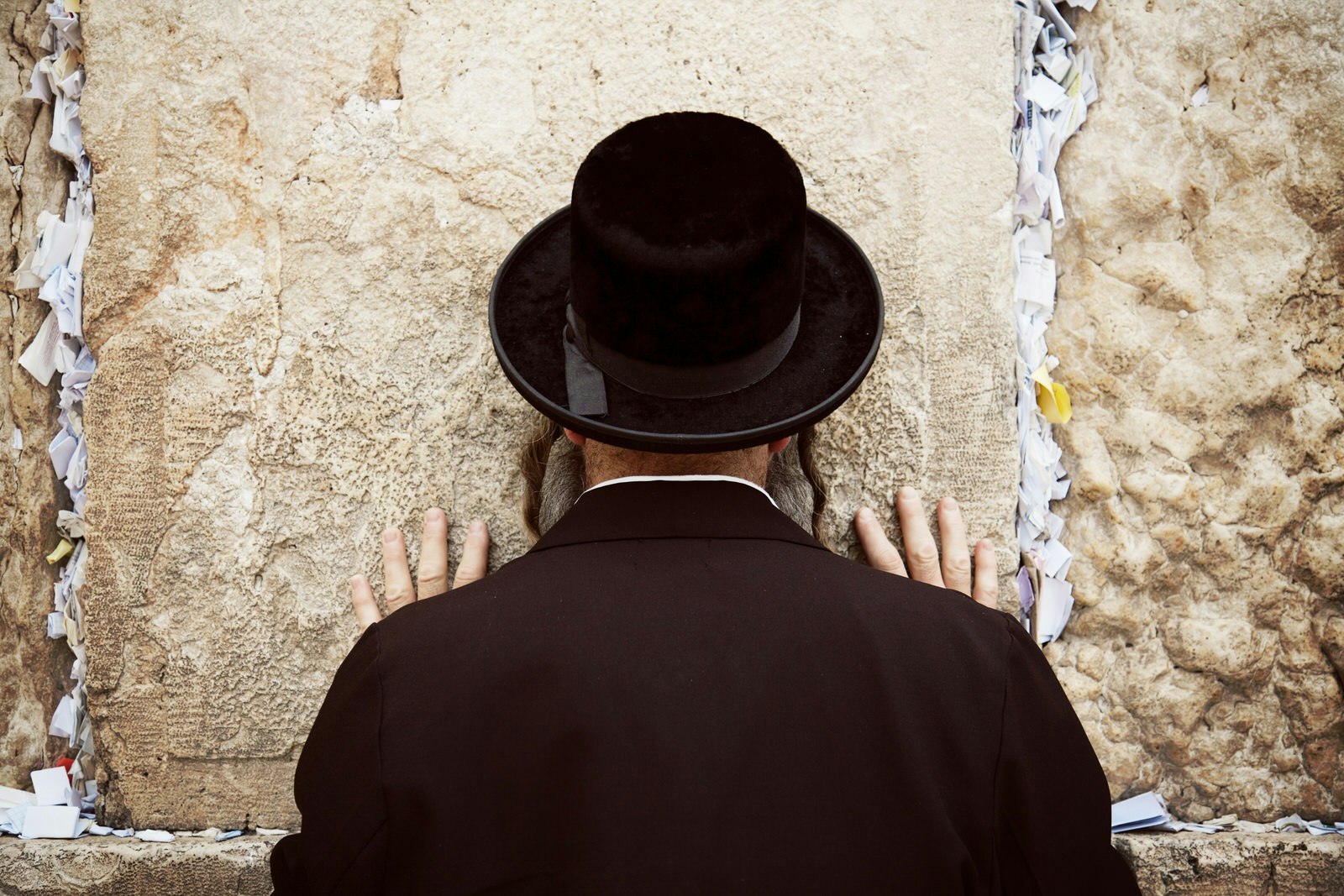 Man praying at the Western Wall in Jerusalem © mimmopellicola.com / Getty Images