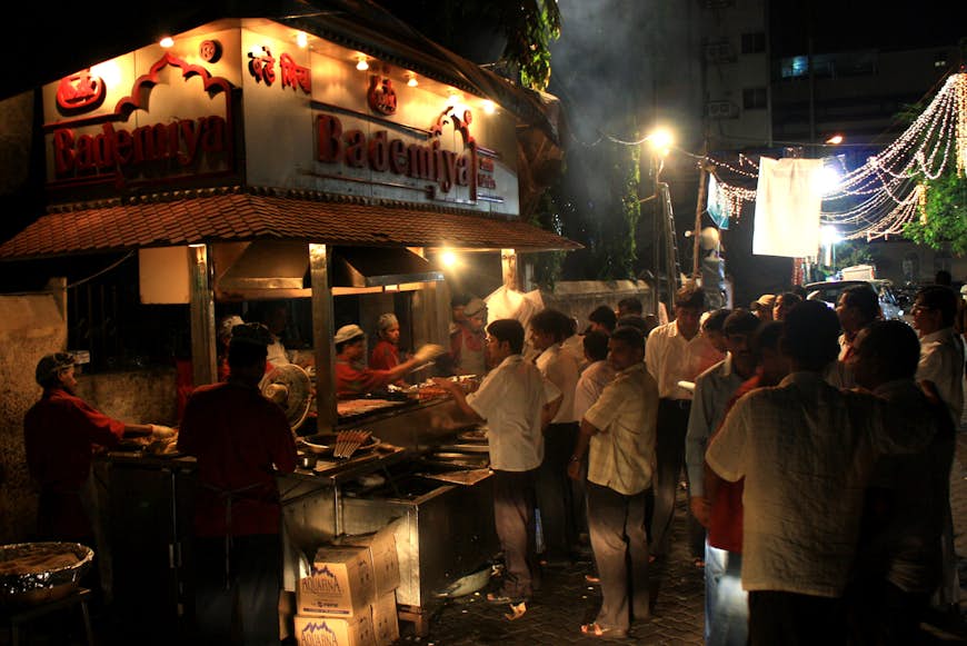Evening crowds at Bademiya, Mumbai. Image by By Benjamin Vander Steen
