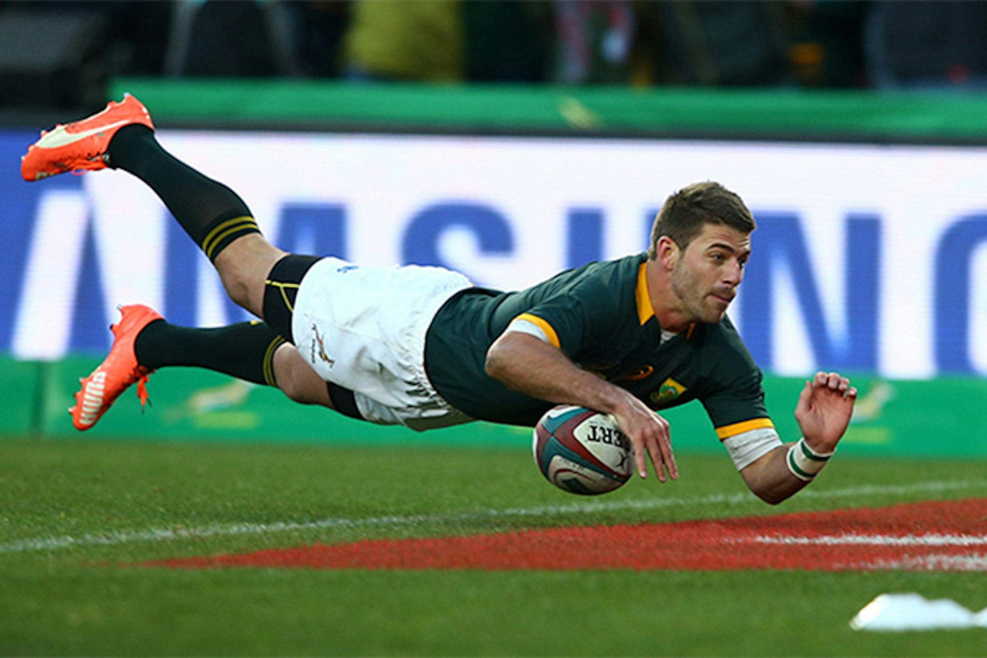 South Africa's Willie le Roux of South Africa going over for a try