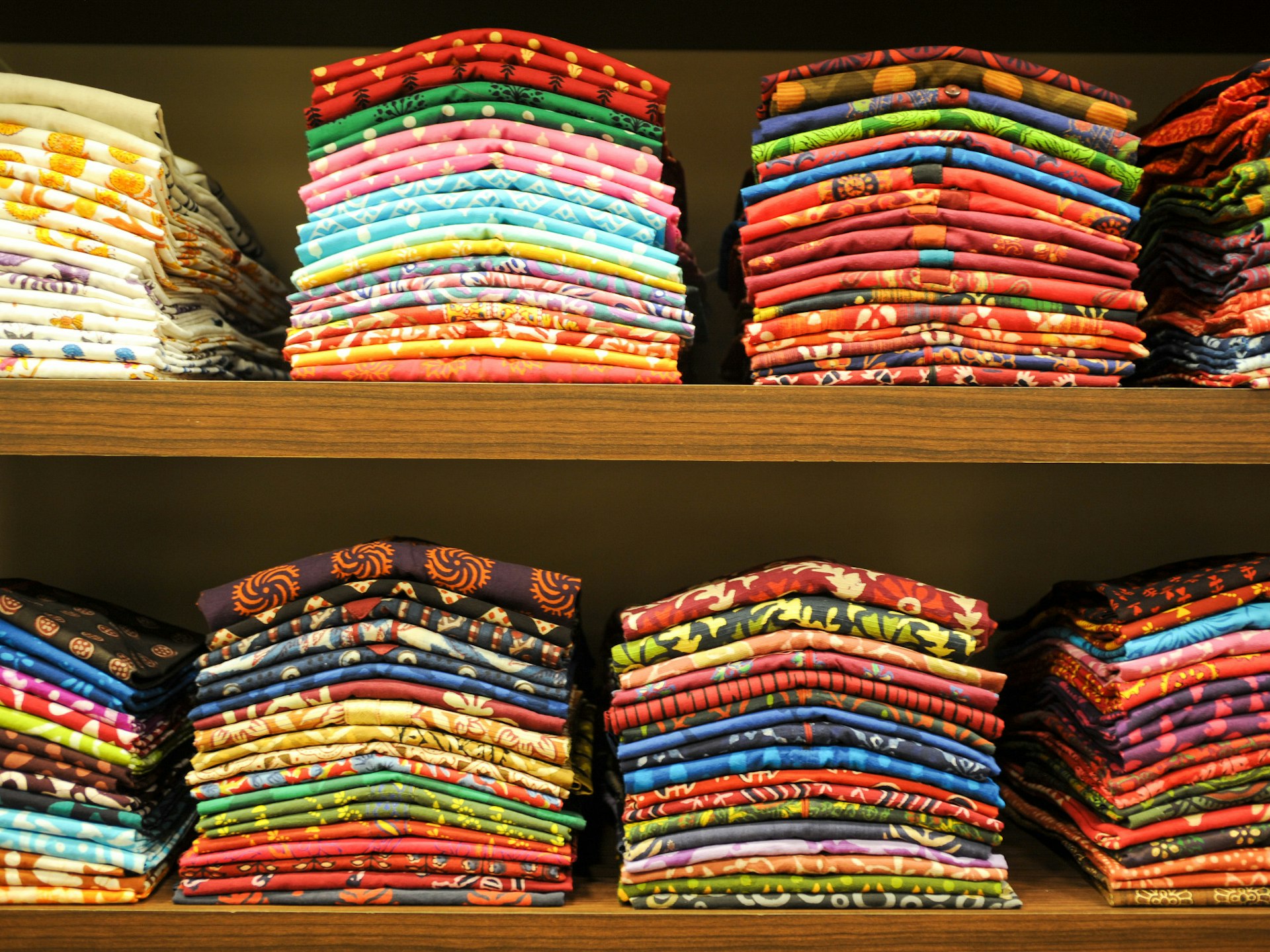 Colourful dupattas on sale in Mumbai. Image by fotoember / Getty Images