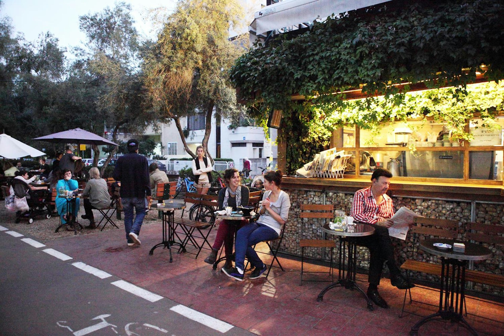 A popular day-to-night hangout on Ben Gurion Blvd. Image by Dan Porges / Getty Images