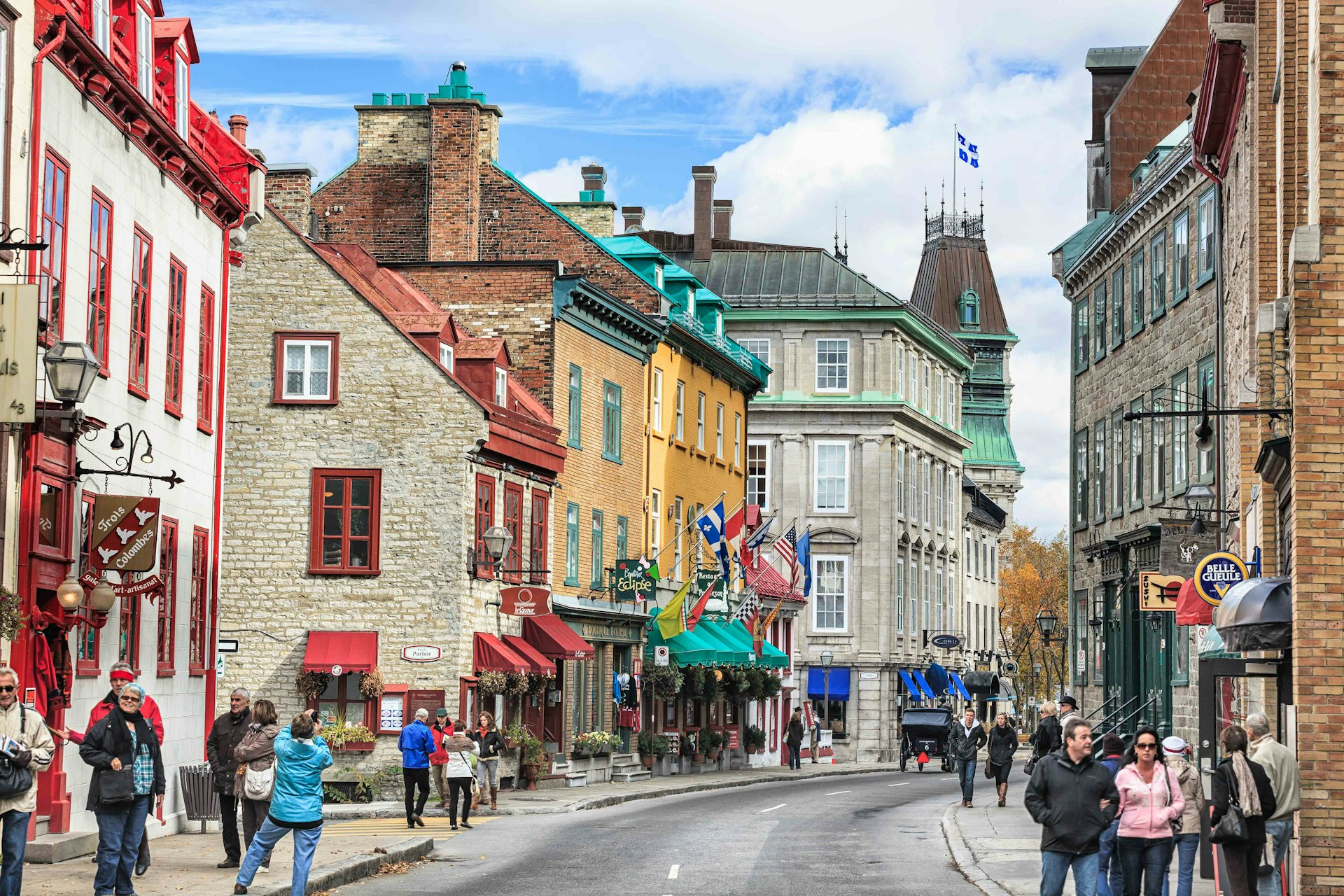 Shoppers and sightseers along Rue Saint-Louis in Old Québec. Image by Ken Gillespie / Getty