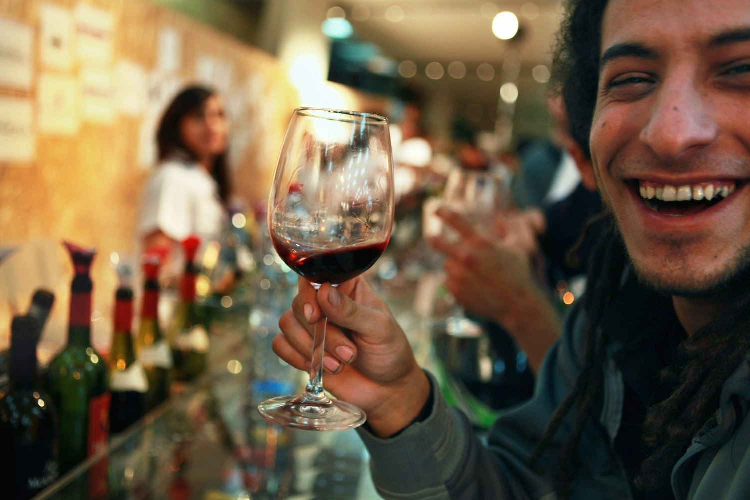 Enjoying a glass of red in a wine bar in Tel Aviv. Image by David Silverman / Getty Images