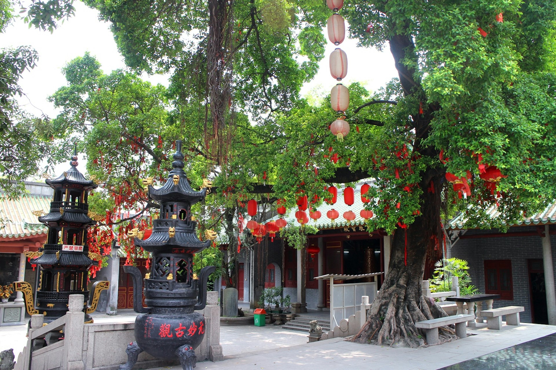 Veneration of the gods: Yuanmiao Temple is where locals come to pray for good fortune. Image by Thomas Bird / Lonely Planet