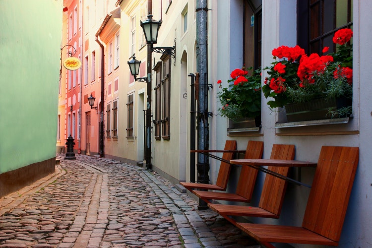 Features - old-town-riga_750_cs