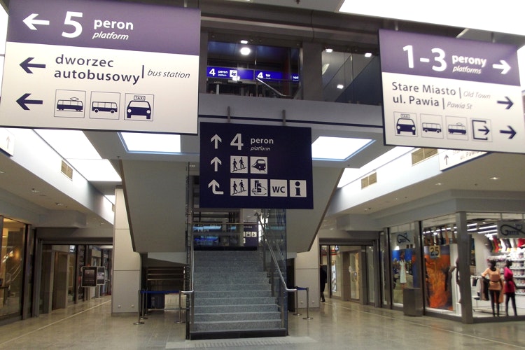 platform-signs-at-krakow-station-750-cs