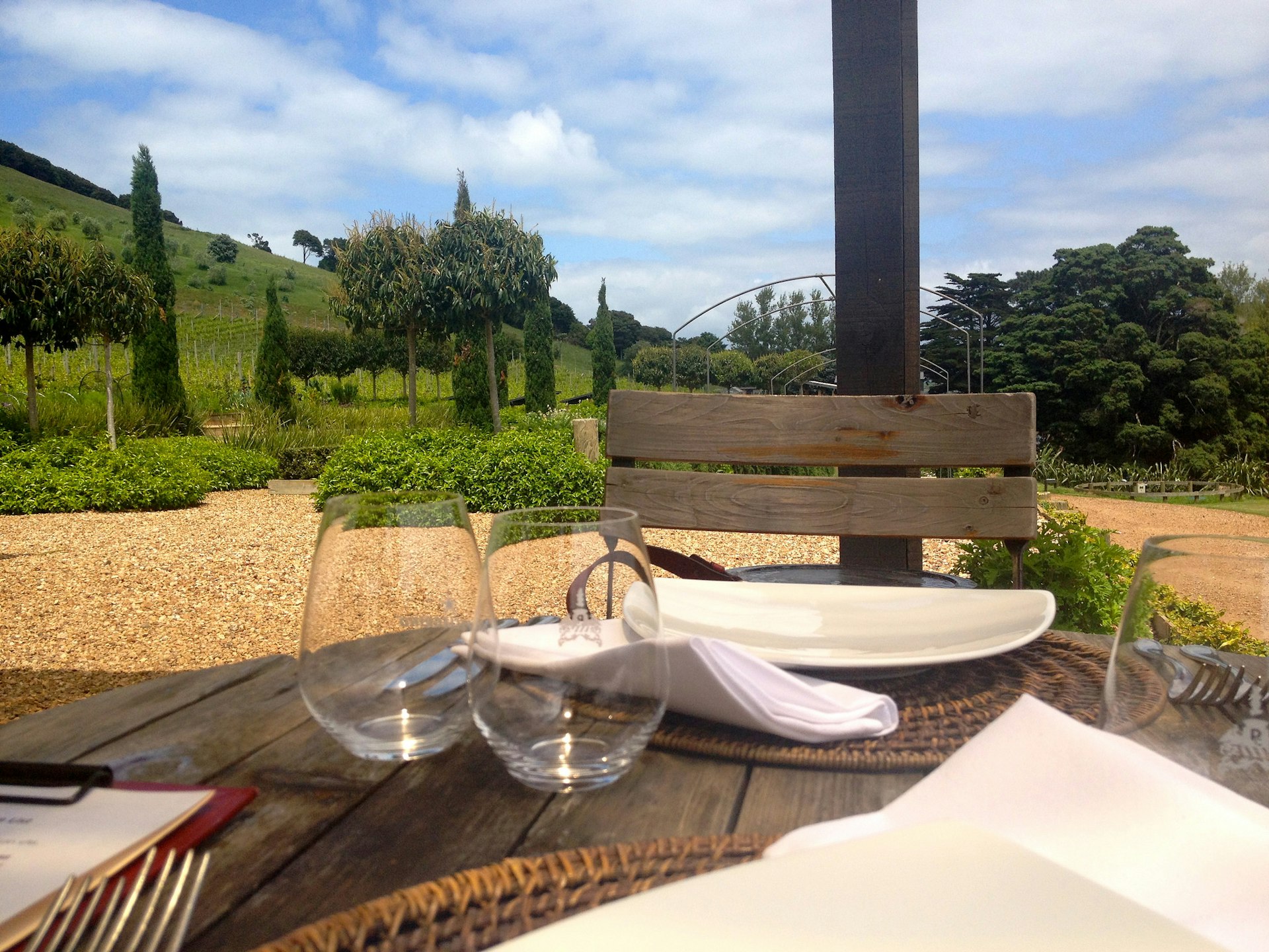Lunching in the sunshine at Poderi Crisci. Image by Brian Lamb / CC BY 2.0