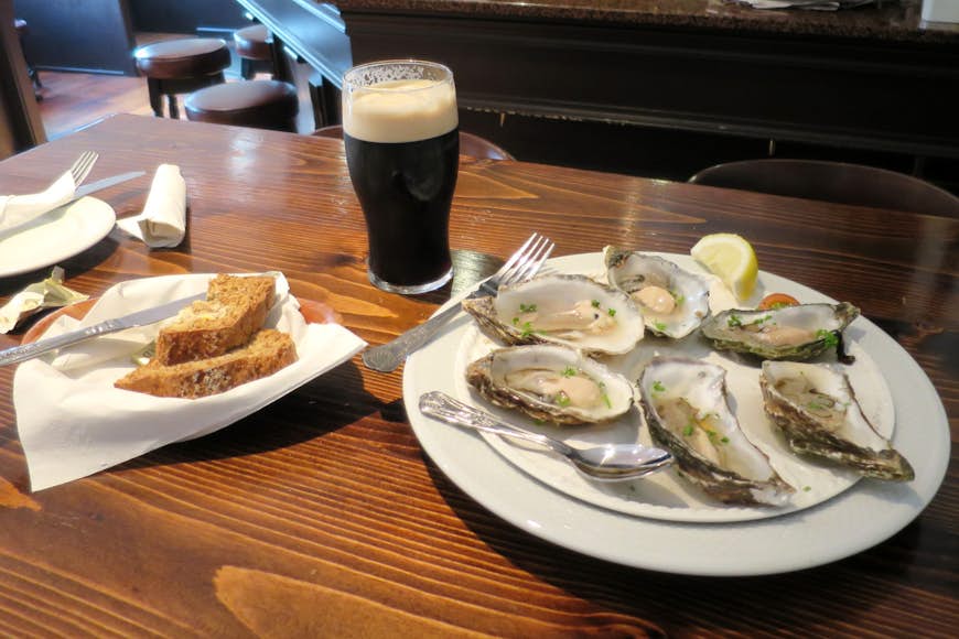 Oysters and stout in Jim Edwards pub: seafood is a Kinsale staple. Image by James Smart / Lonely Planet