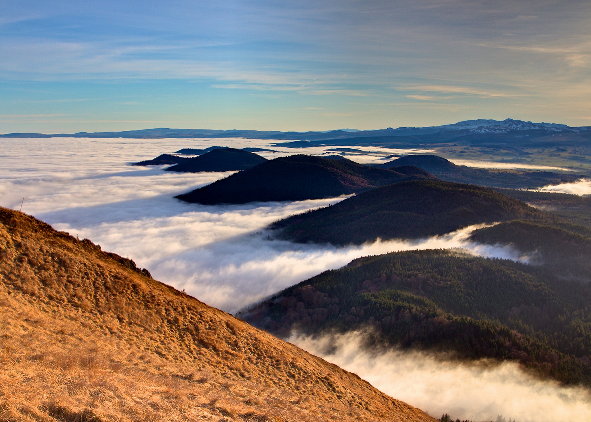 A chain of dormant volcanoes in Auvergne © Pommeyrol Vincent / Shutterstock
