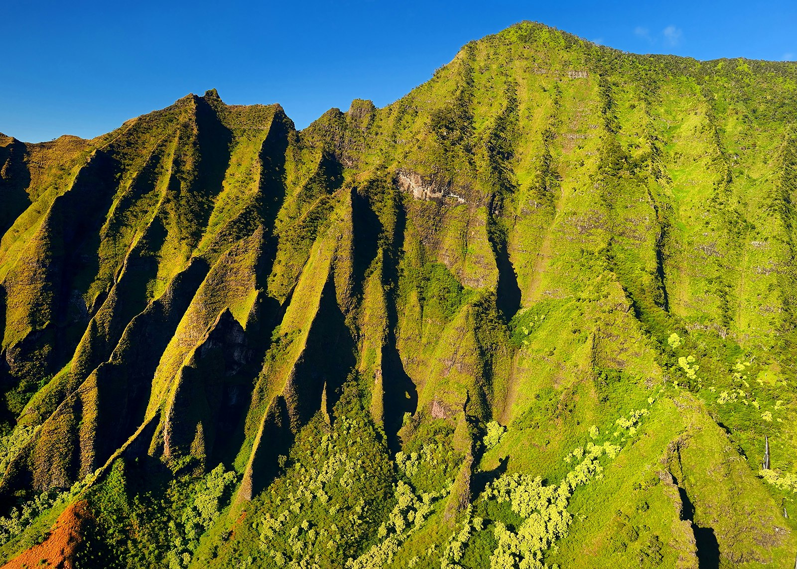 Beautiful aerial view of the spectacular Na Pali coast, Kauai, Hawaii © Shutterstock