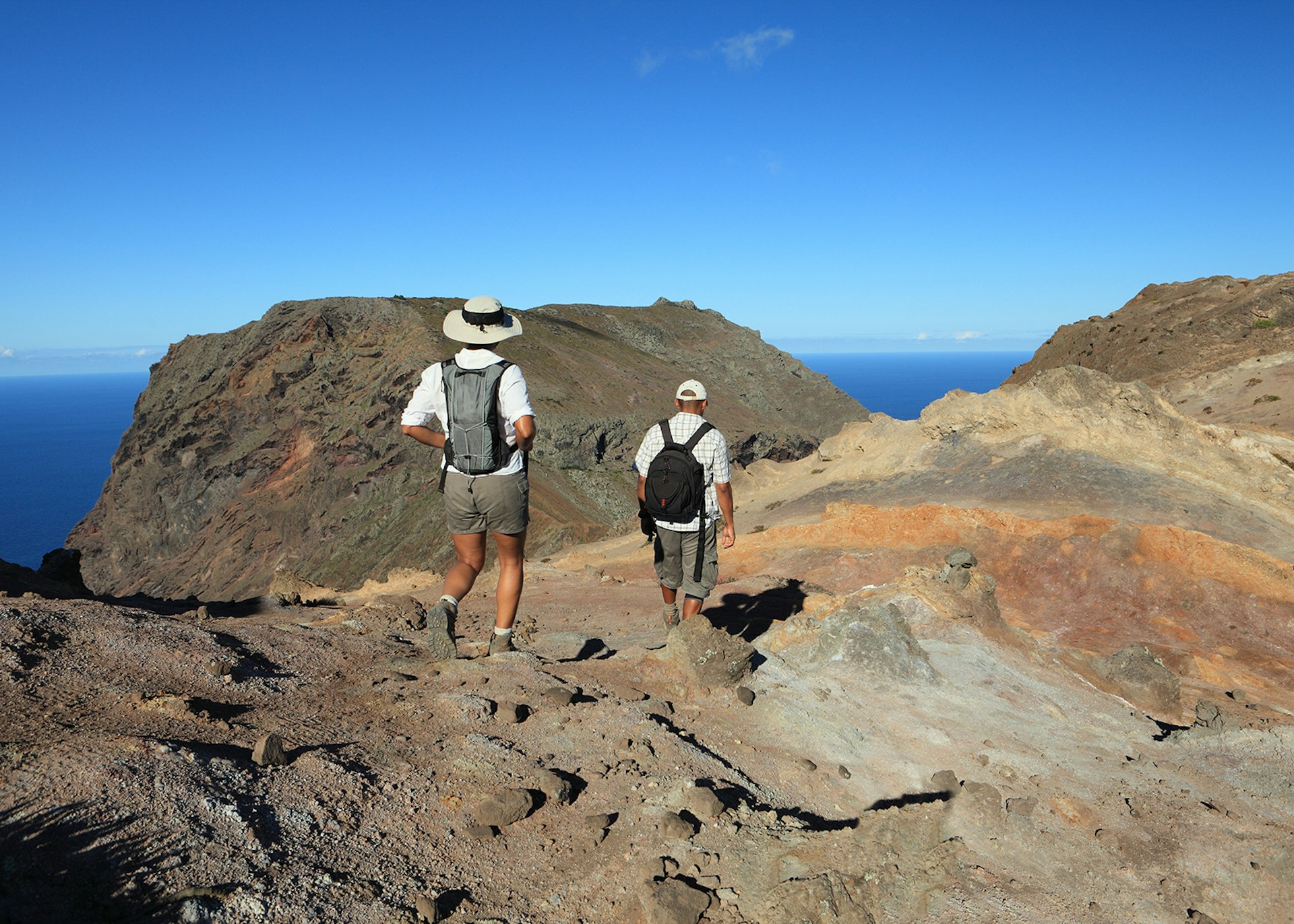 Couple hiking the volcanic craters of St Helena © Darrin Henry / Shutterstock
