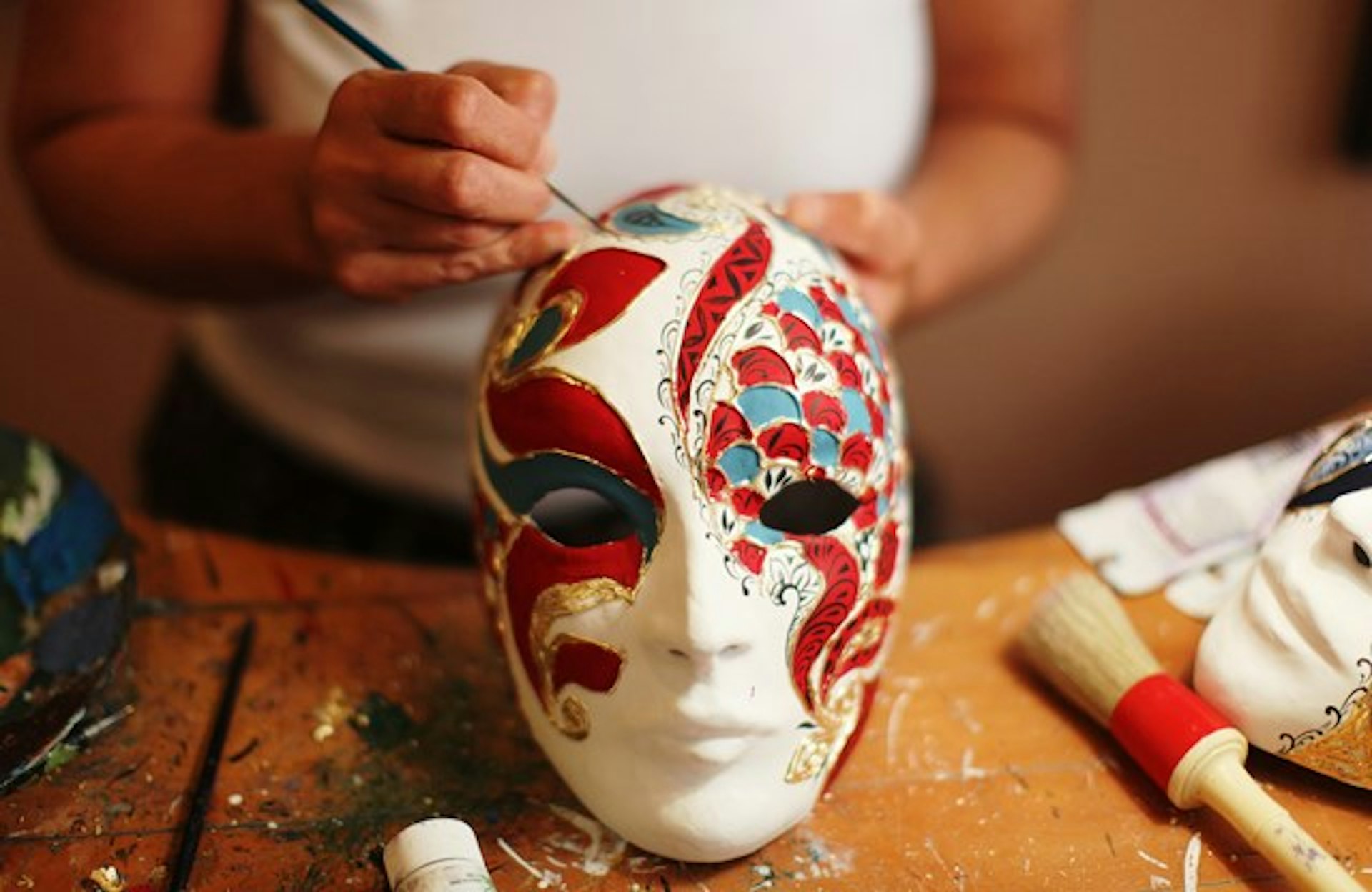 An artisan handpaints a Venetian mask. Image by Dan Kitwood/Getty Images Entertainment
