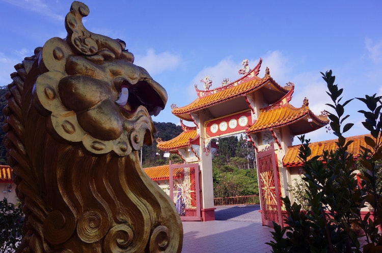 Sam Poh Tong temple 