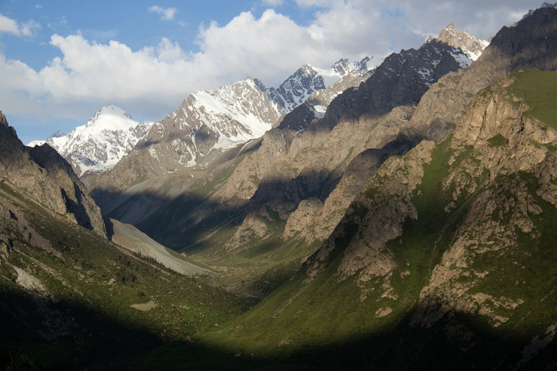 A longer trek offers sweeping Tian Shan views. Image by Stephen Lioy / Lonely Planet
