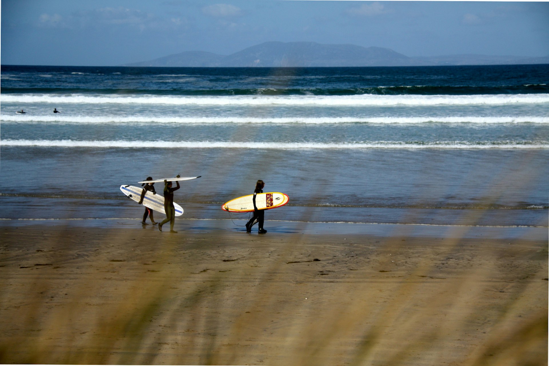 Surfers at Streedagh. Image by Aoife Ni Mhathuna / CC BY 2.0