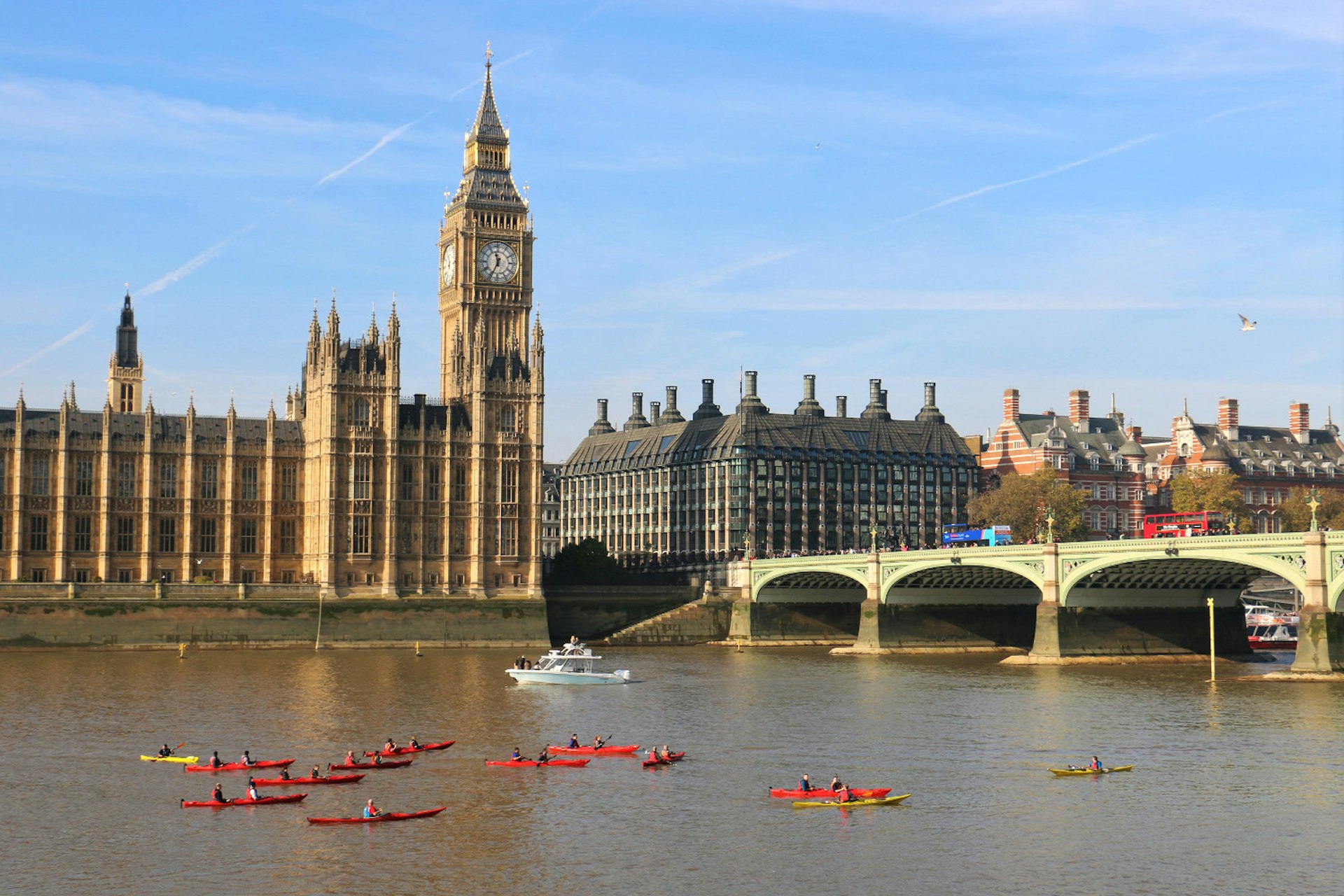 Kayaks on the Thames. Image by Heather Carswell / Lonely Planet