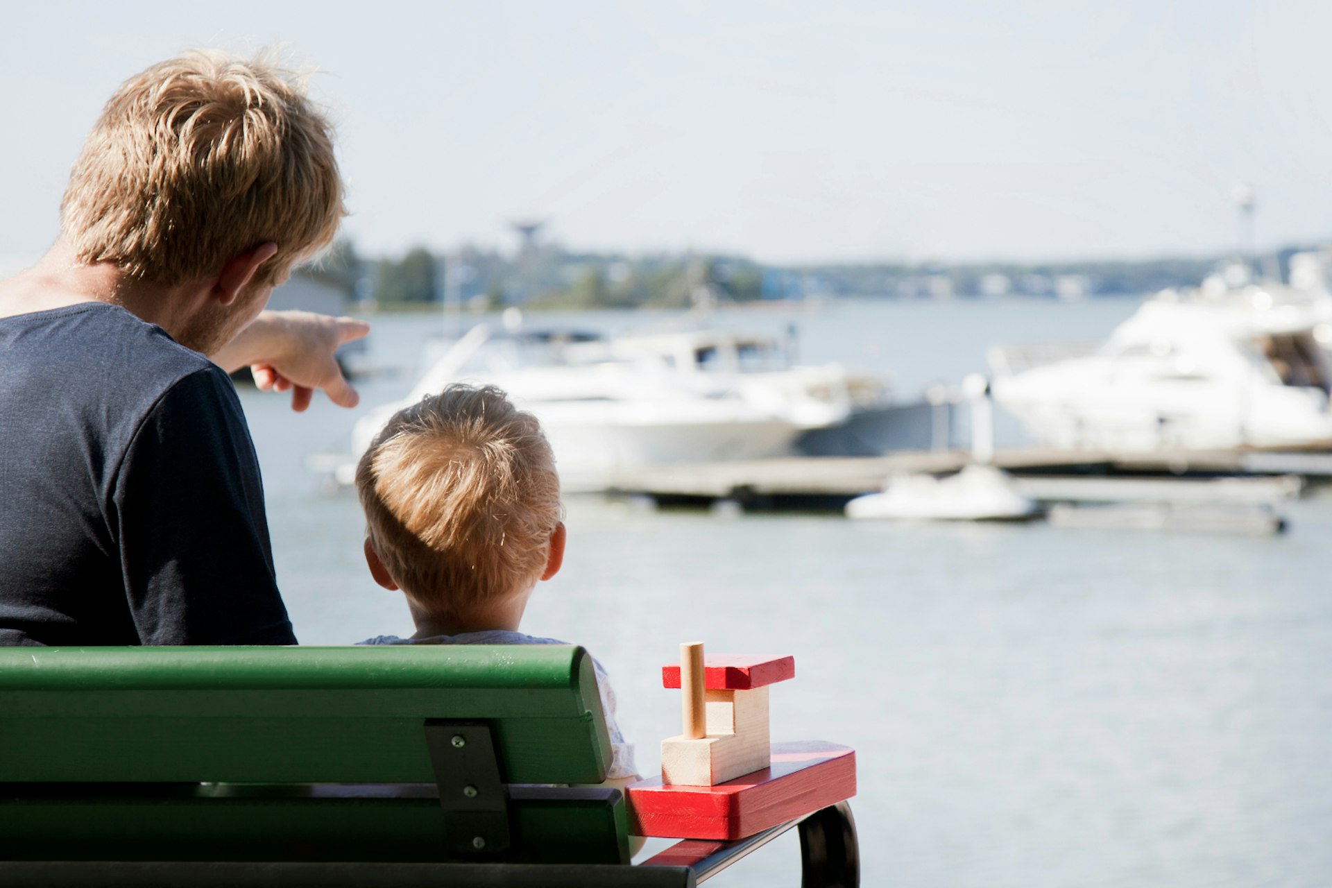 man-and-child-looking-out-over-helskinki-harbour-750-cs