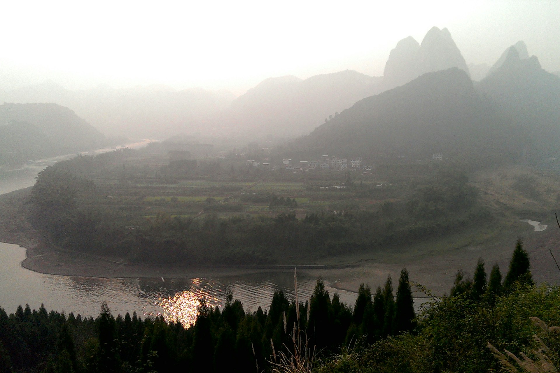 View of Li River on trail between Xingping and Fish Village. Image by Piera Chen / Lonely Planet