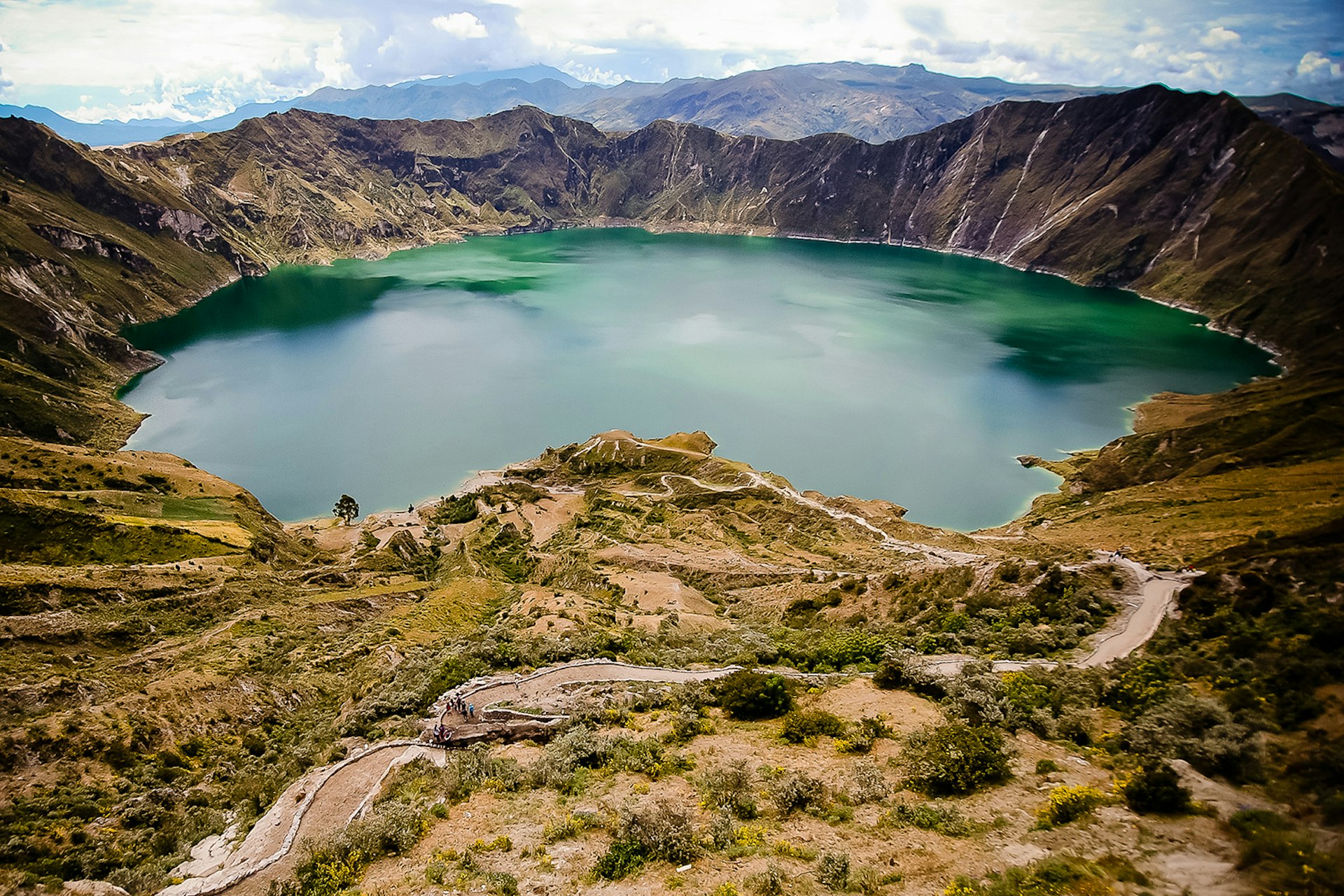 Quilotoa volcano's crater lake © Volanthevist / Getty Images