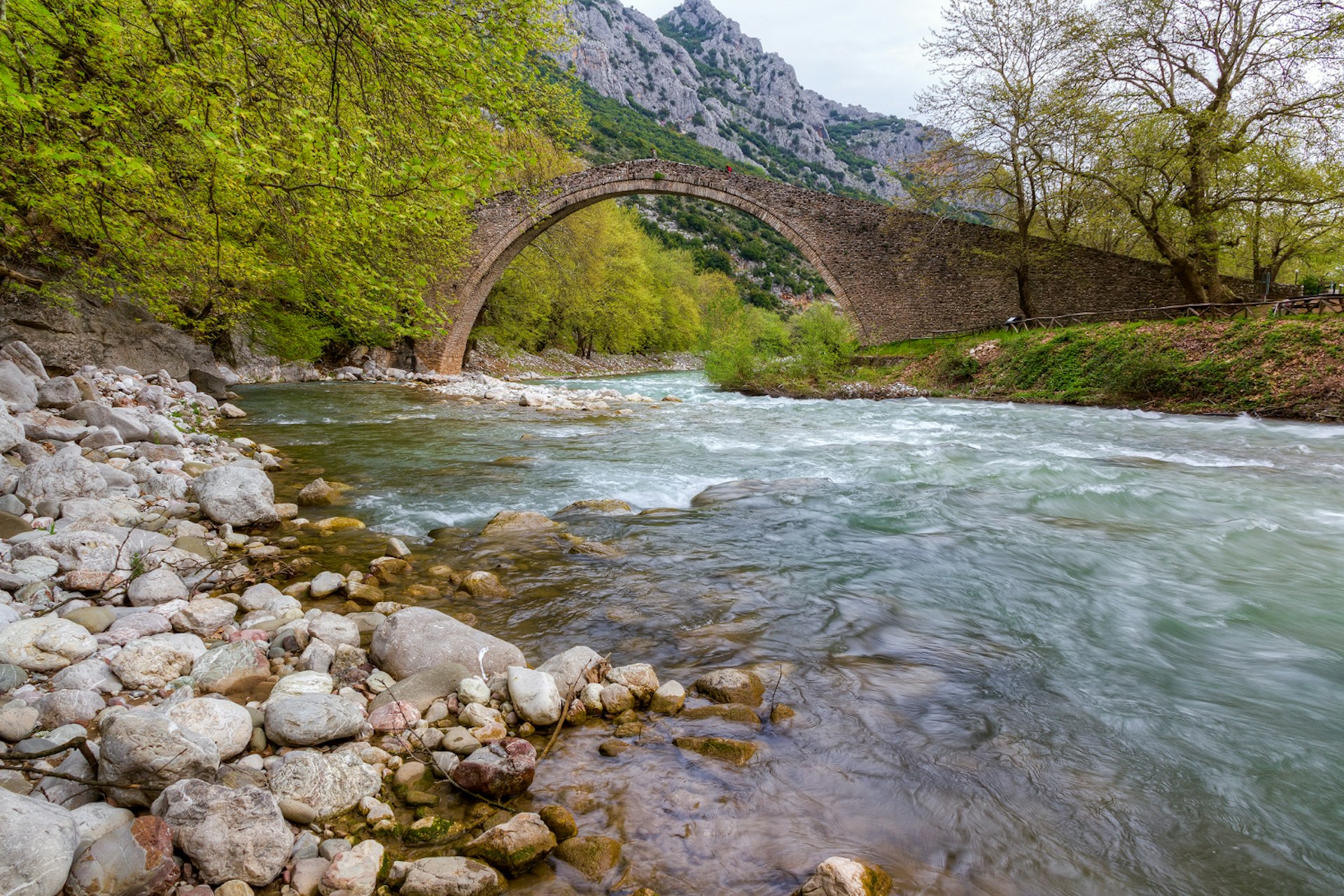 Arched stone bridge of Pyli, Pindos Range © Lefteris Papaulakis / Shutterstock