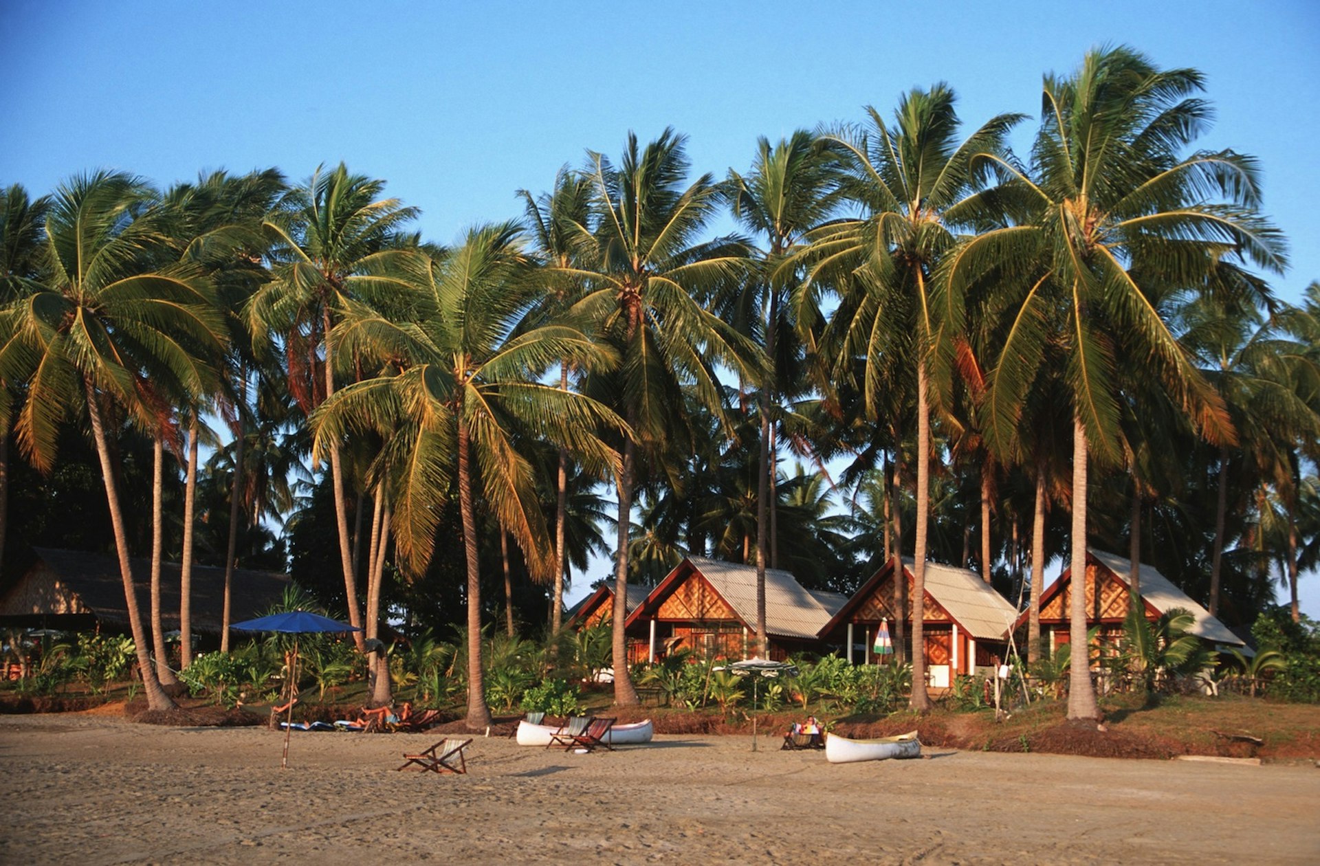 Palm trees sway on Koh Sukorn Ⓒ Ben Davies / Getty Images)