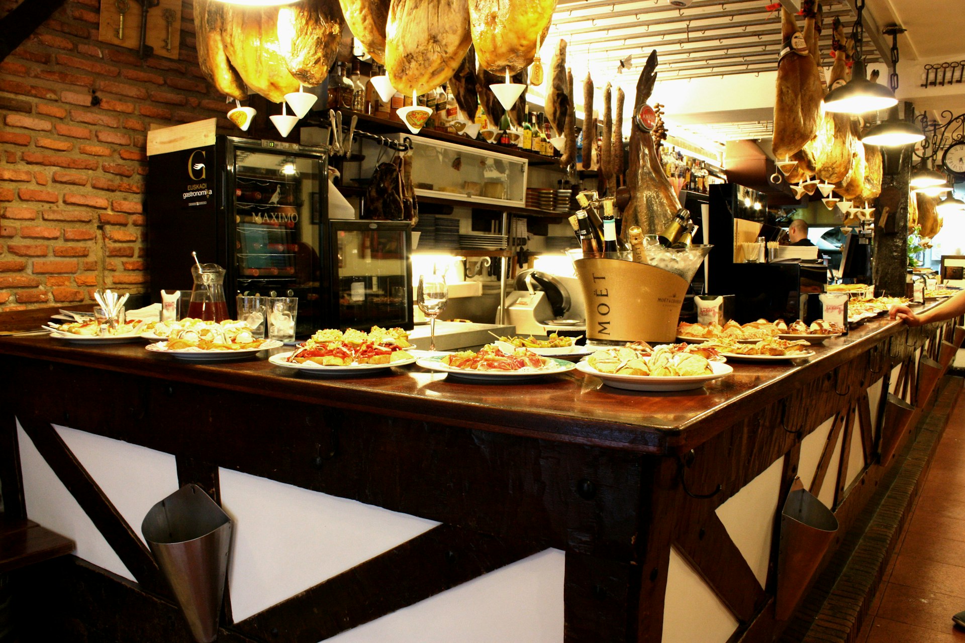 Ham is La Cepa's speciality but there are plenty of other pintxos on offer if Ჹó is not your thing © Lorna Parkes / ϲʼʱ