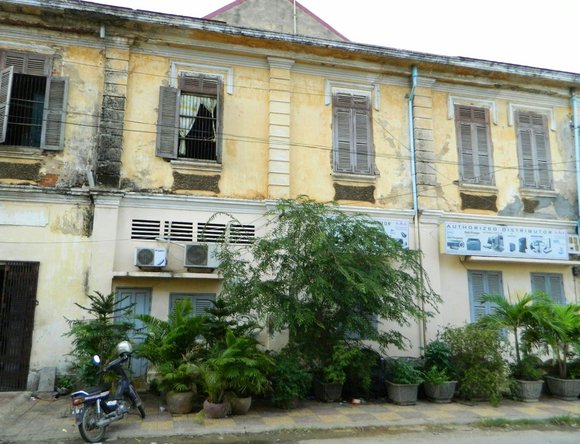 Crumbling colonial architecture in Battambang