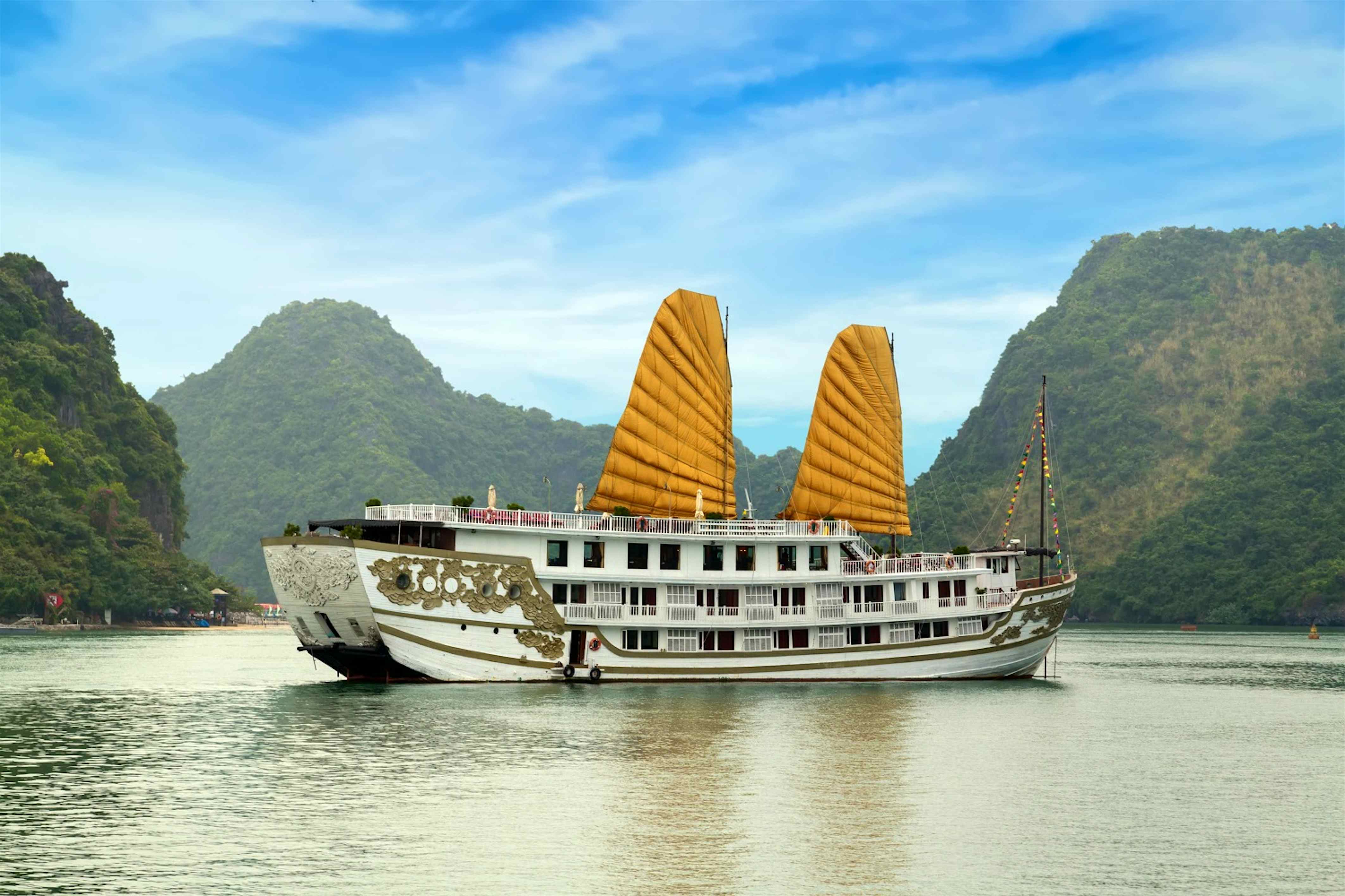 boat cruise in halong bay