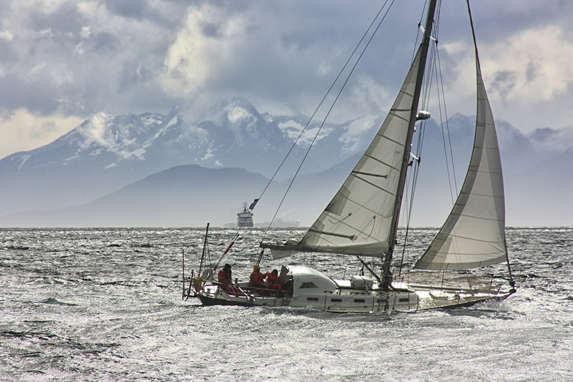 Intrepid seafarers can explore Tierra del Fuego by sailboat © Marcelo Nacinovic