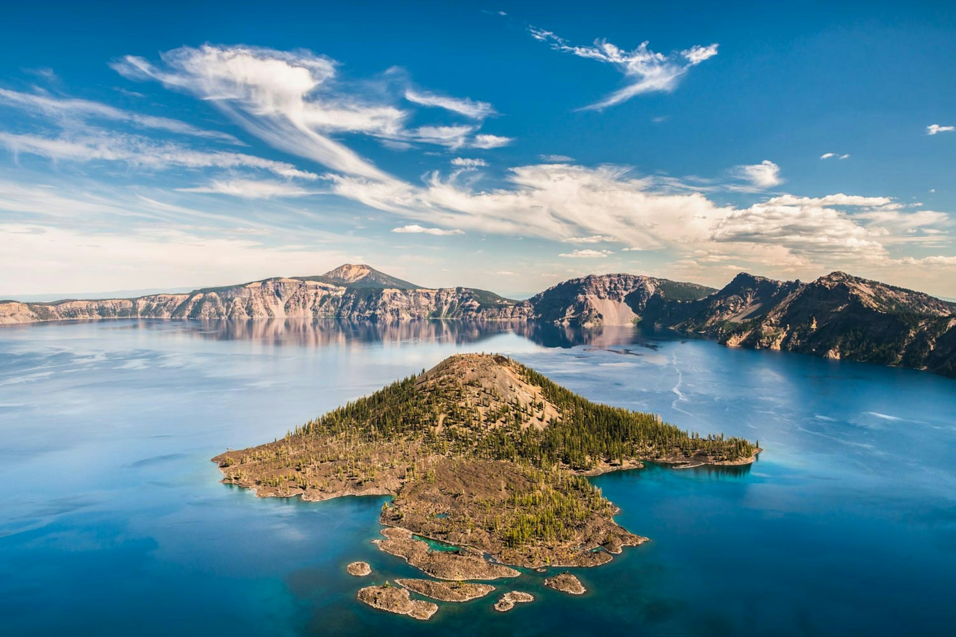 Wizard Island in the middle of Crater Lake © Alexander S. Kunz / Getty Images / Moment RF