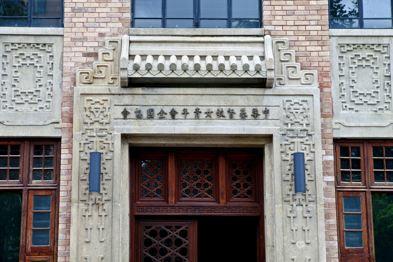 Chinese deco, or art deco with Chinese influences, can be seen all over Shanghai © Molly Mazilu / CC BY 2.0