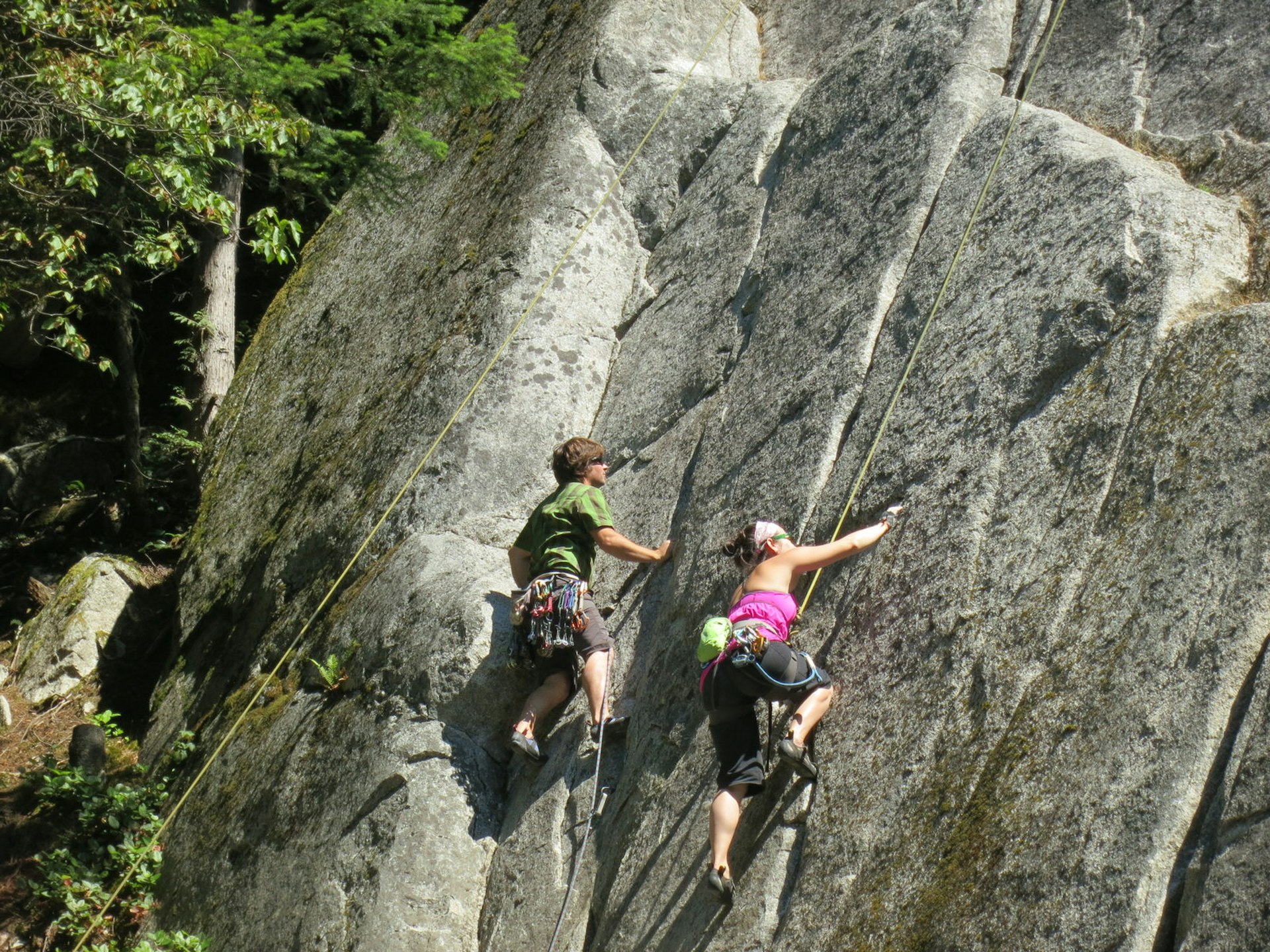 Rock climbers tackling the face of a Squamish cliff © Ruth Hartnup / CC BY 2.0